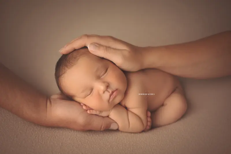 Séance bébé en studio à Orléans : portrait délicat de bébé, cadrage horizontal équilibré, palette claire