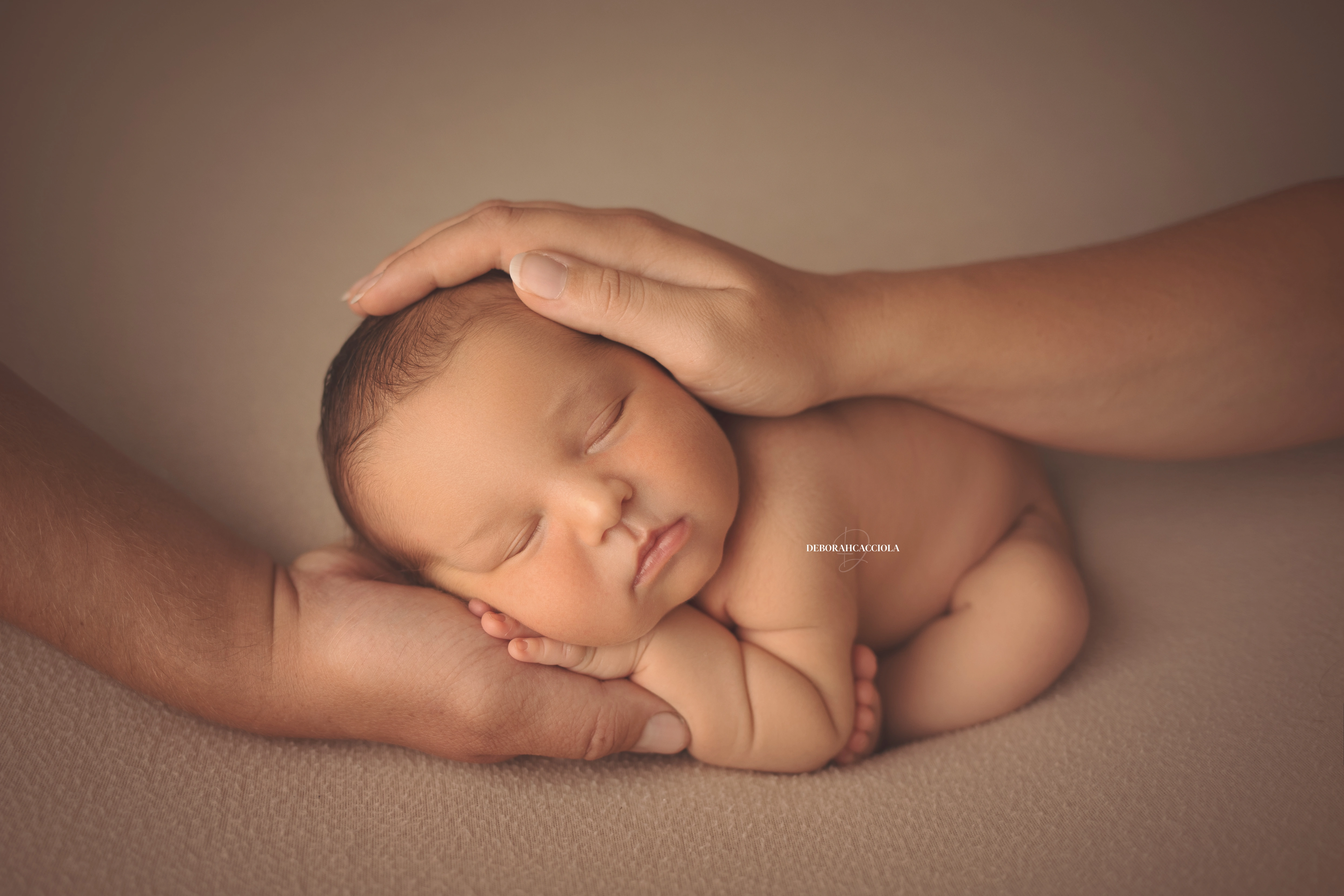 Séance bébé en studio à Orléans : portrait délicat de bébé, cadrage horizontal équilibré, palette claire
