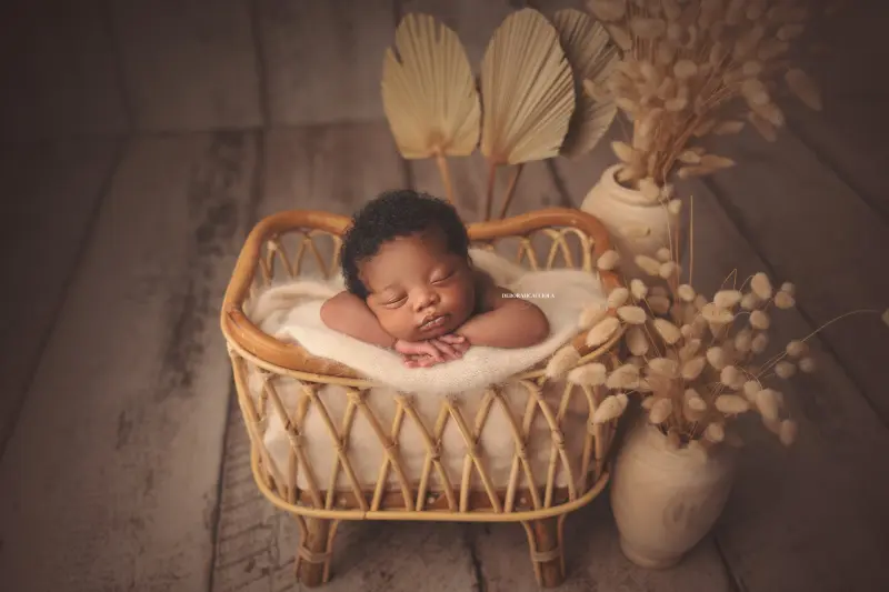 Séance bébé en studio à Orléans : portrait délicat de bébé, cadrage horizontal équilibré, palette claire