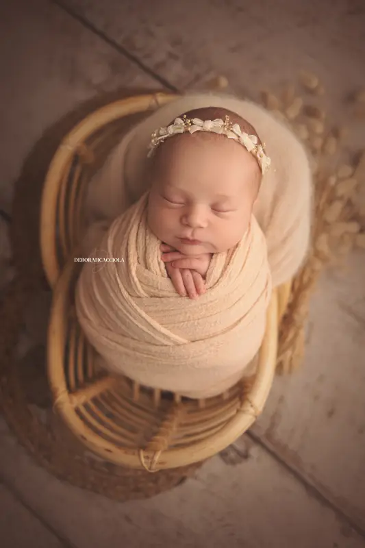 Portrait nouveau-né Orléans : portrait délicat de bébé, composition resserrée élégante, tonalités naturelles