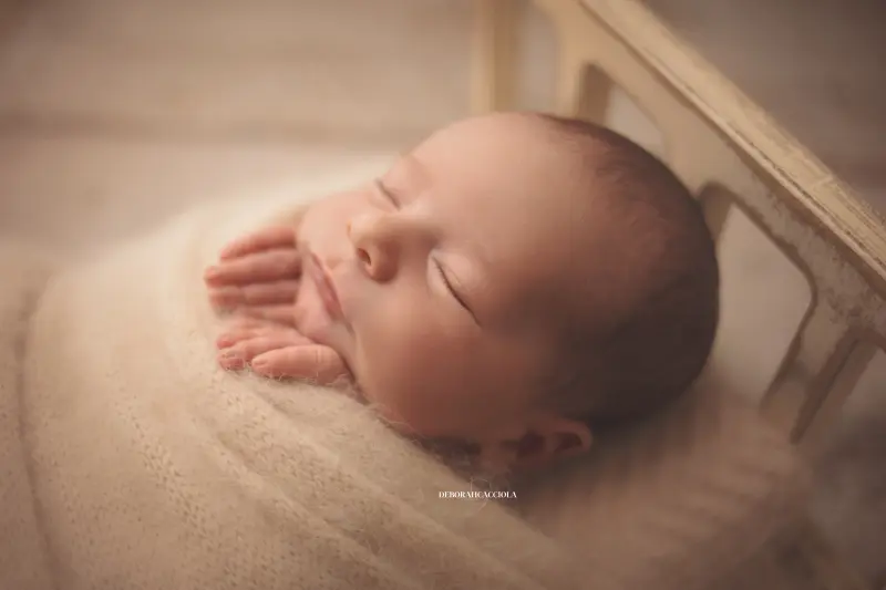 Portrait nouveau-né à Orléans : instant tendre avec bébé, plan large harmonieux, rendu naturel