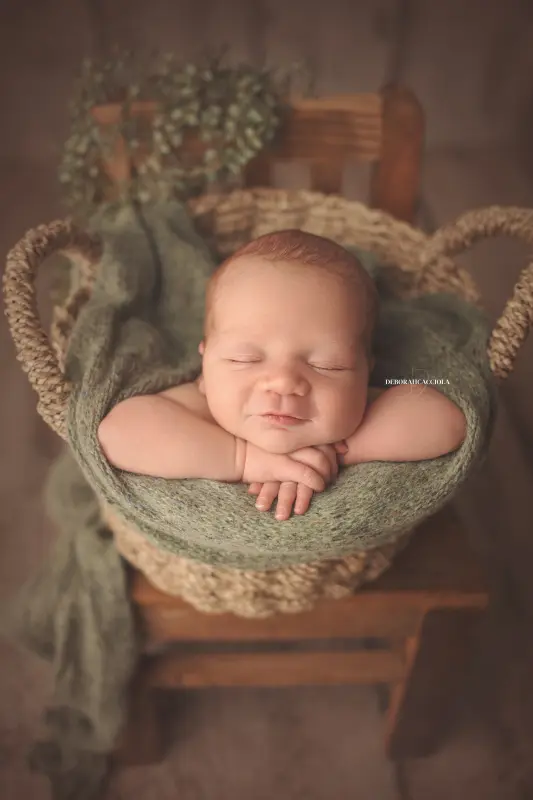 Séance bébé à Orléans - instant tendre avec bébé, portrait vertical soigné, couleurs douces