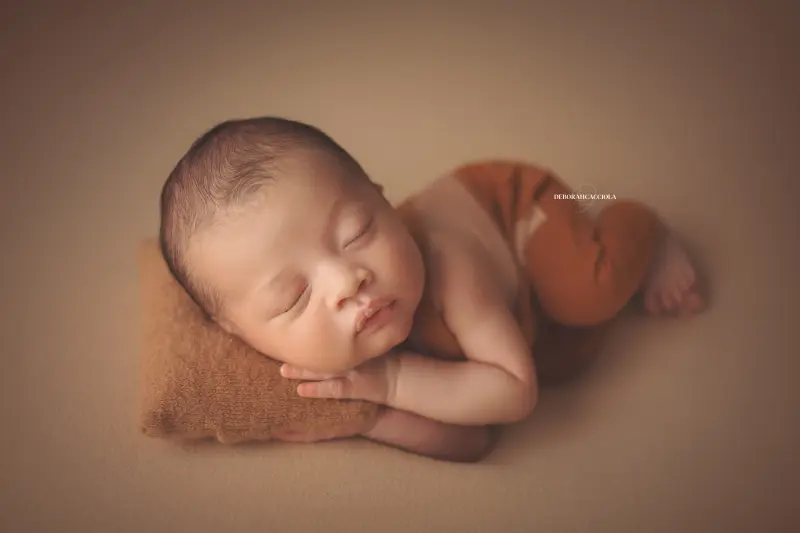 Portrait nouveau-né Orléans : portrait délicat de bébé, cadrage horizontal équilibré, rendu naturel