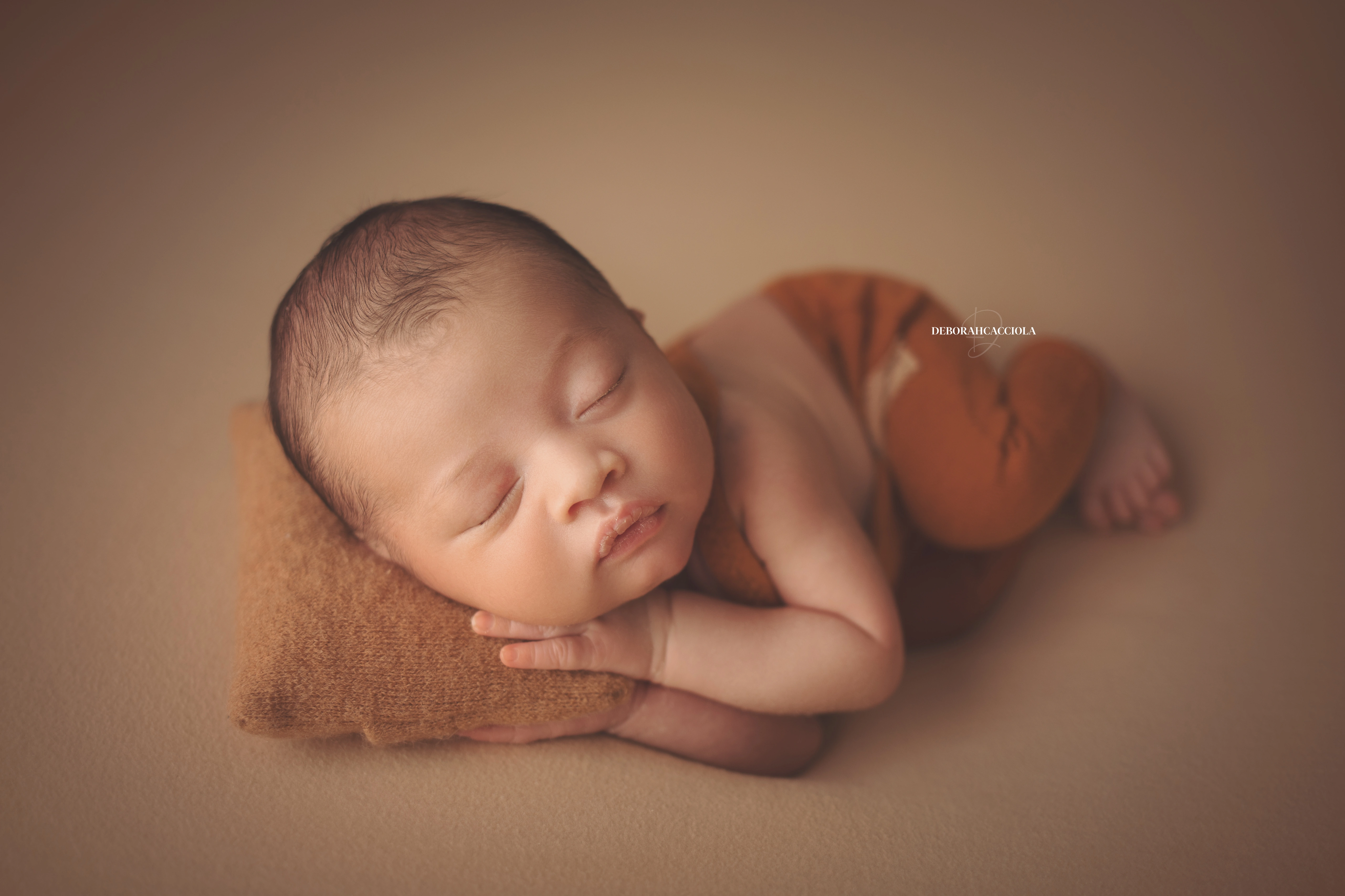 Portrait nouveau-né Orléans : portrait délicat de bébé, cadrage horizontal équilibré, rendu naturel