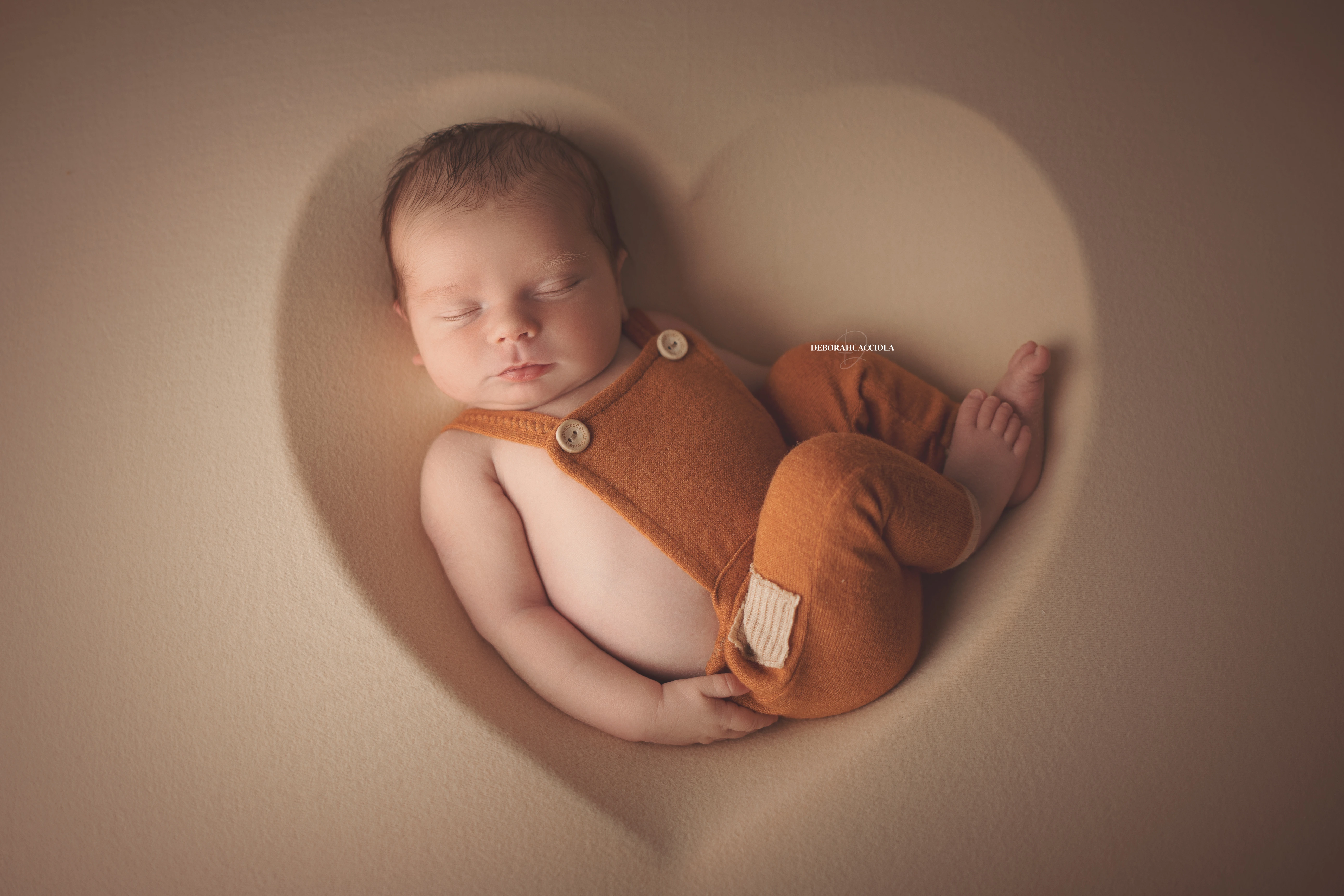 Séance bébé à Orléans - bébé dans ses premiers jours, composition large et naturelle, couleurs douces