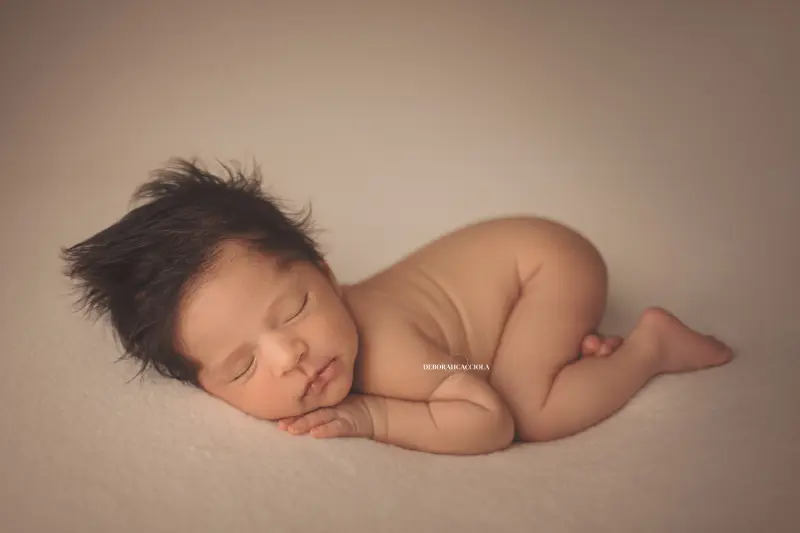 Photo nouveau-né studio Orléans : nouveau-né en studio, scène panoramique douce, palette claire