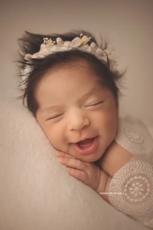 Séance bébé en studio à Orléans : nouveau-né en studio, cadrage vertical doux, couleurs équilibrées