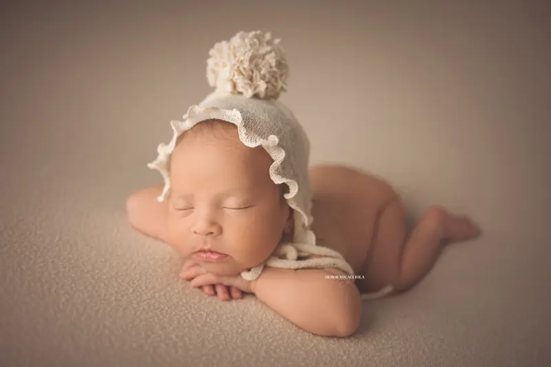 Séance bébé à Orléans - bébé dans ses premiers jours, composition large et naturelle, tonalités naturelles