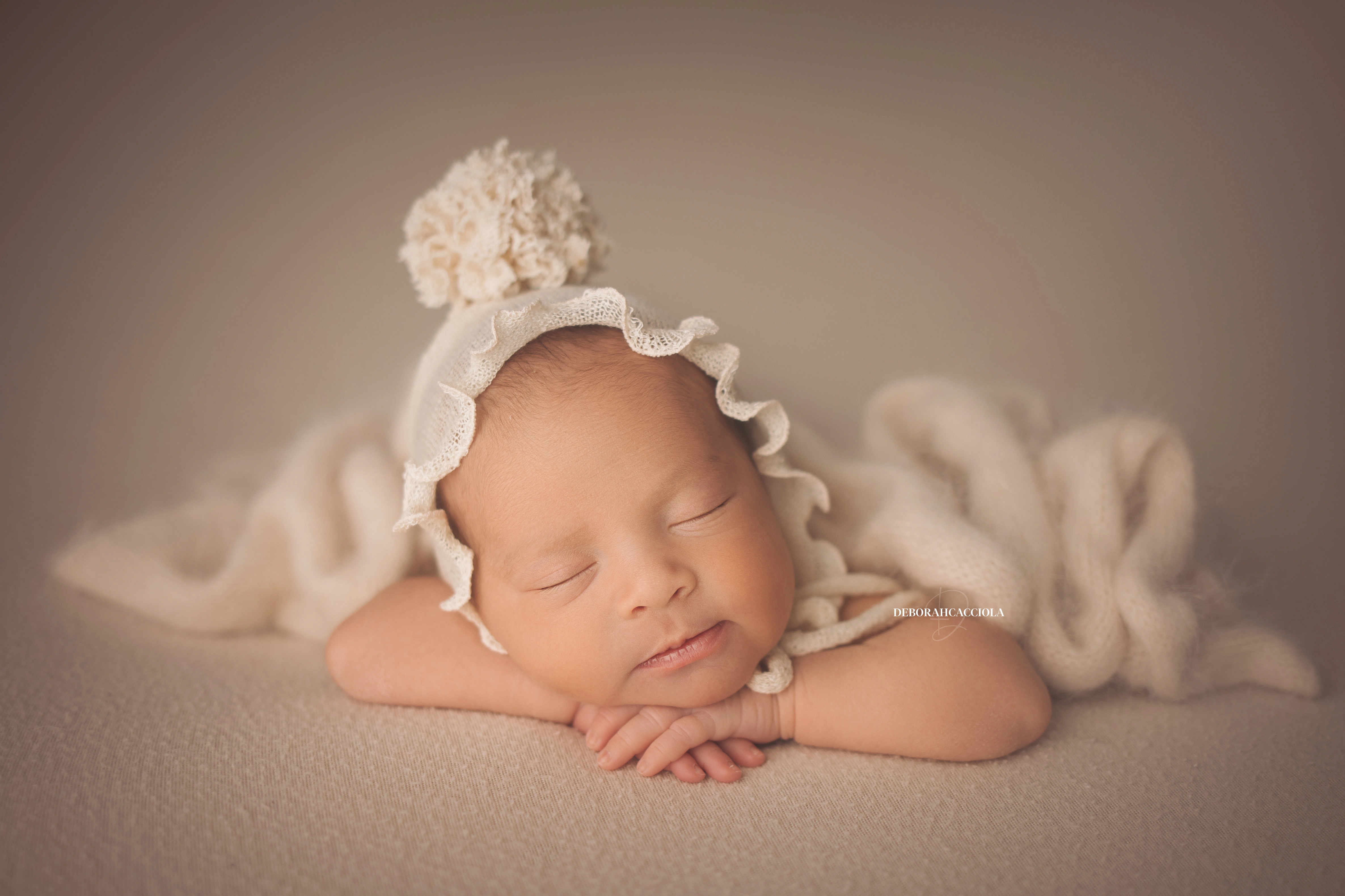 Photo nouveau-né studio Orléans : portrait délicat de bébé, cadrage horizontal équilibré, rendu naturel