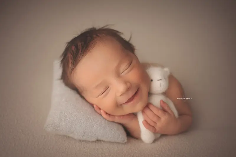 Photo nouveau-né à Orléans, instant tendre avec bébé, plan large harmonieux, tonalités naturelles