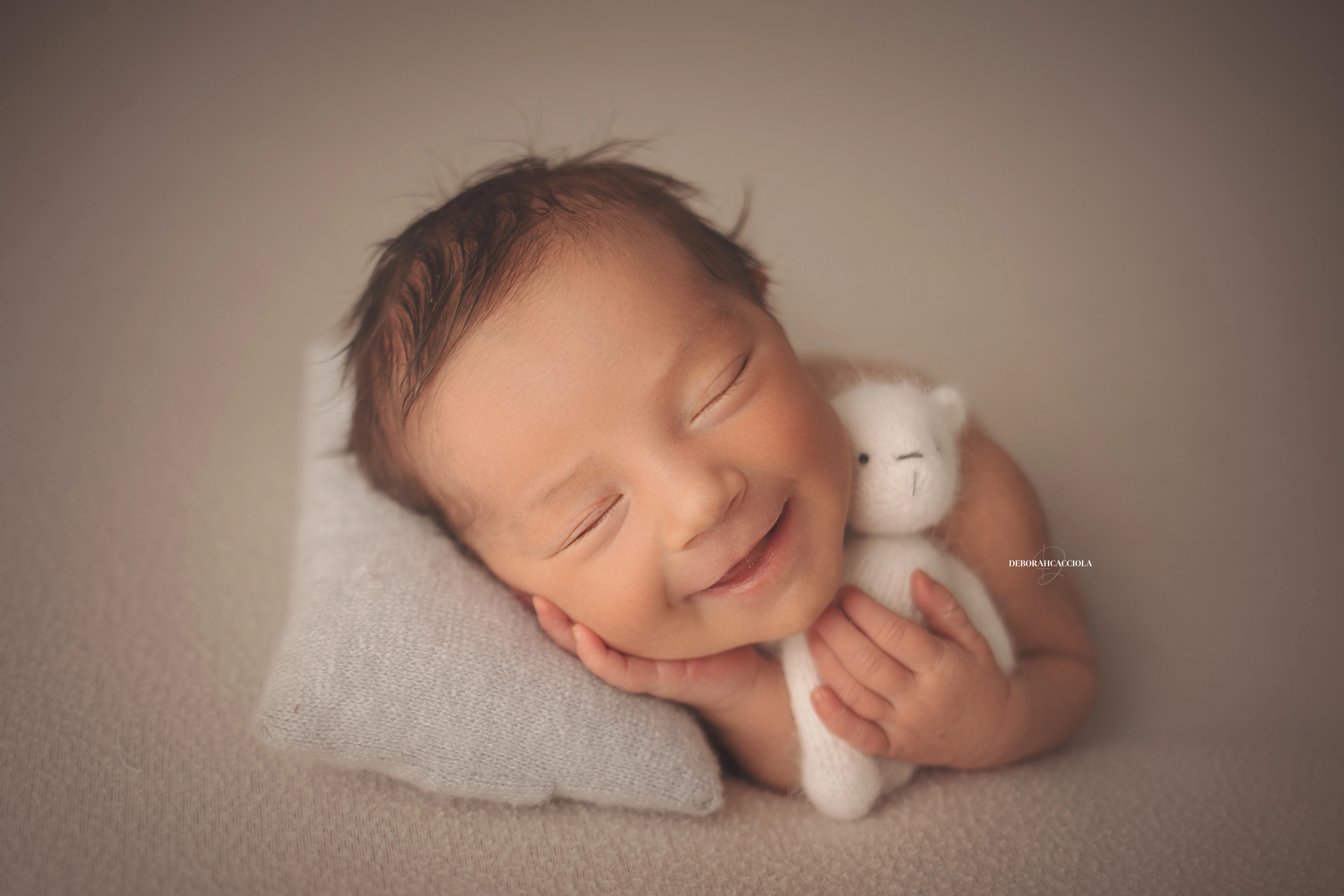 Photo nouveau-né à Orléans, instant tendre avec bébé, plan large harmonieux, tonalités naturelles