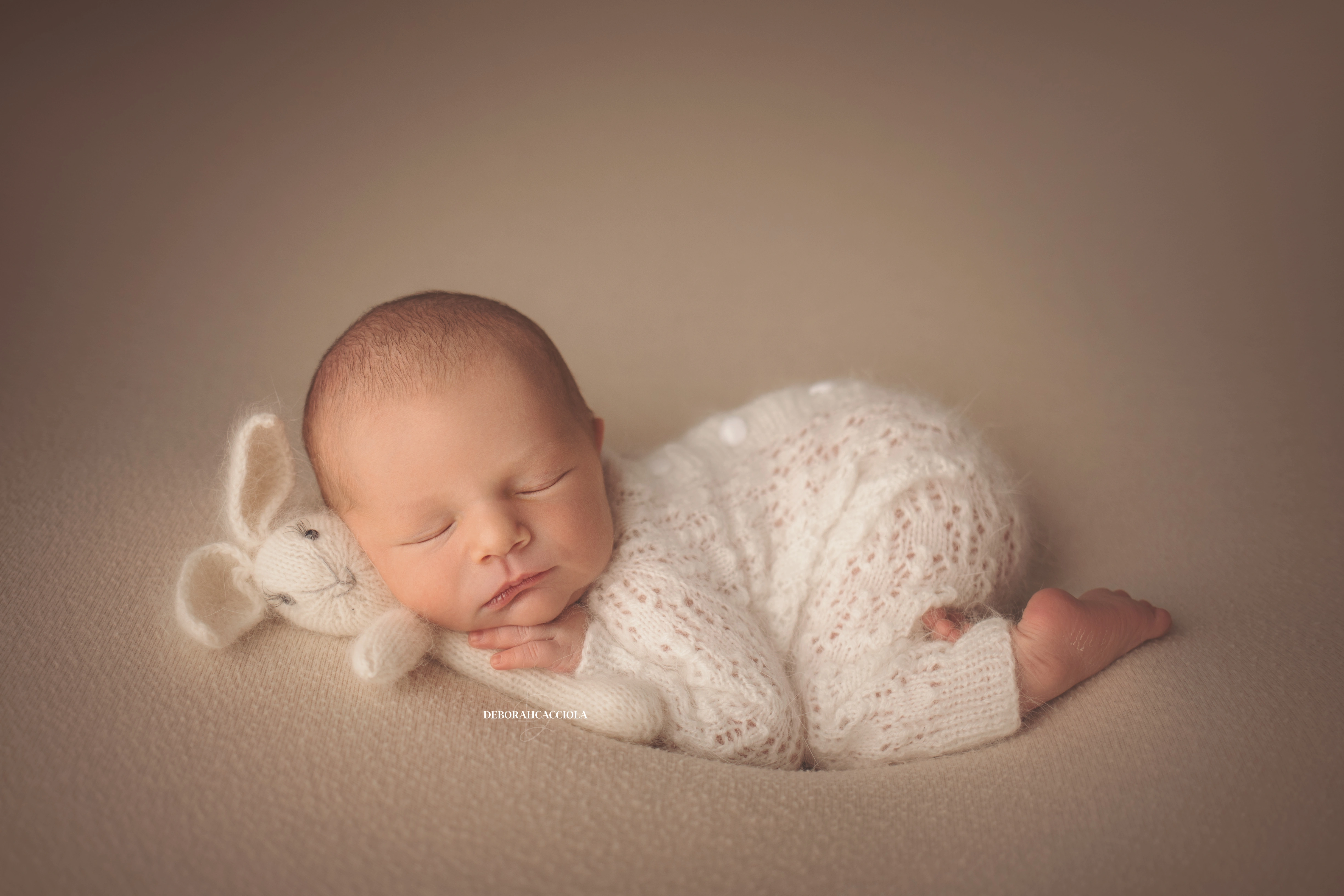 Portrait nouveau-né Orléans : portrait délicat de bébé, cadrage horizontal équilibré, couleurs douces