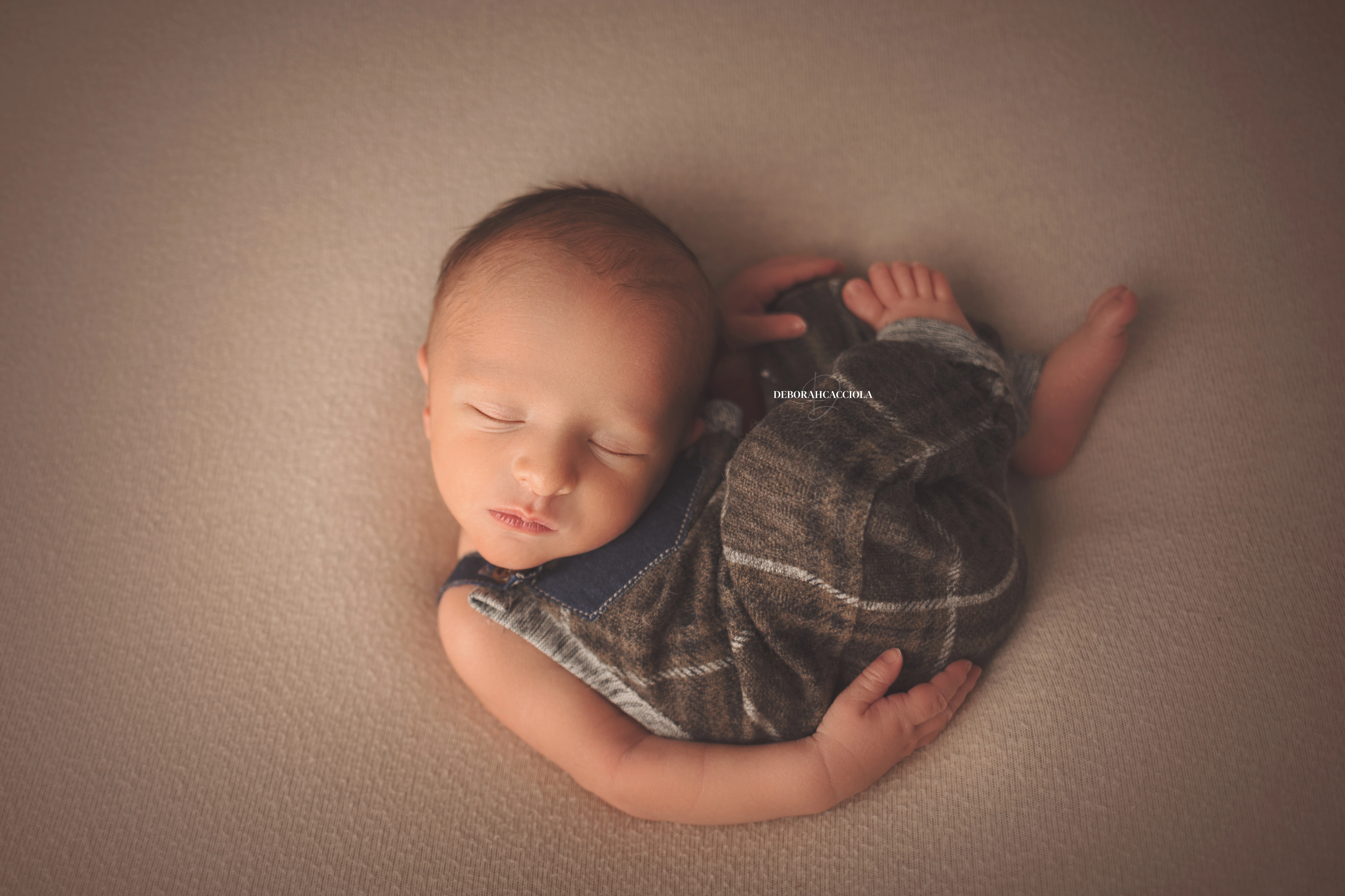 Portrait nouveau-né à Orléans : instant tendre avec bébé, plan large harmonieux, couleurs équilibrées