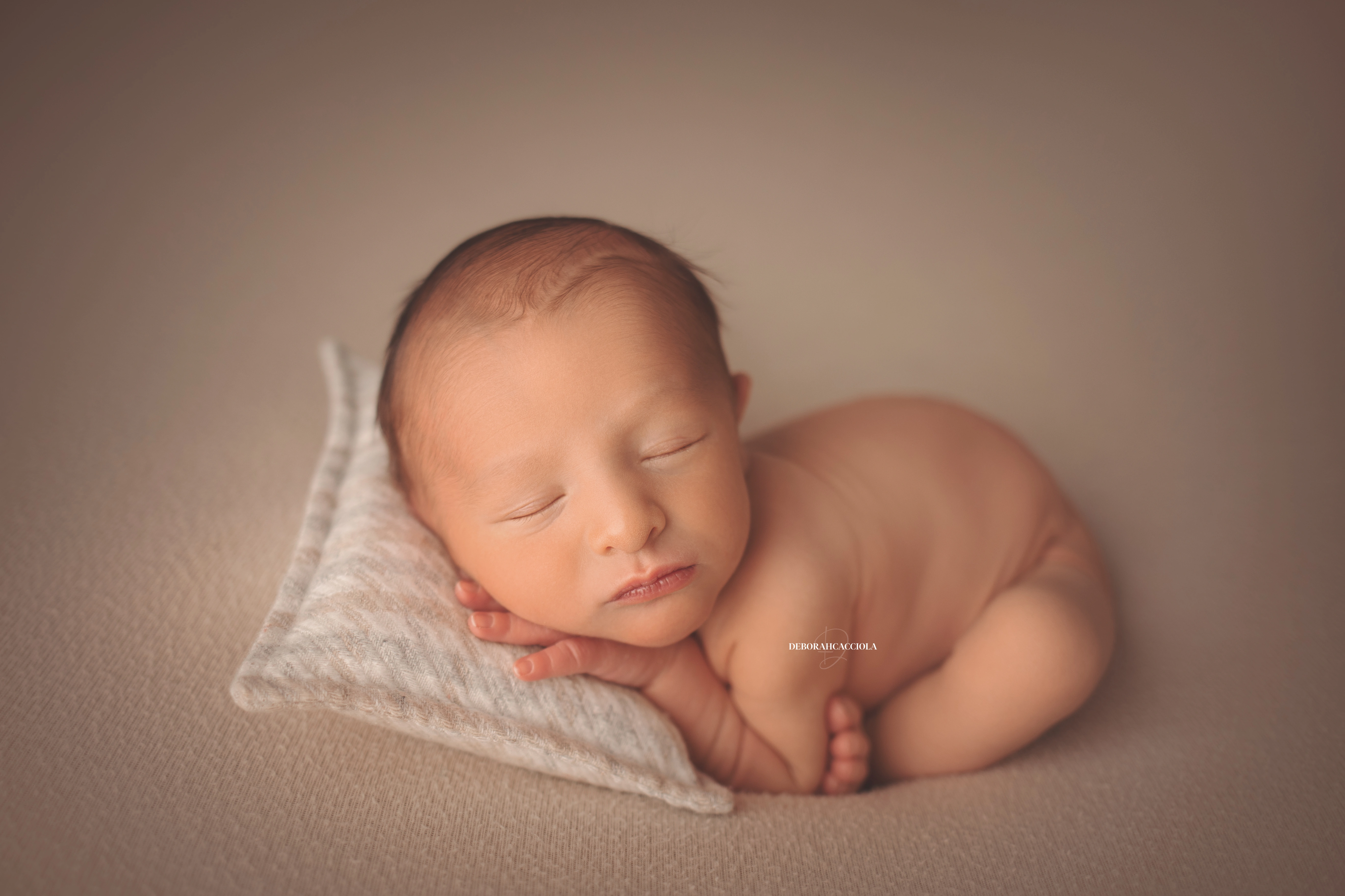 Portrait nouveau-né Orléans : portrait délicat de bébé, cadrage horizontal équilibré, tonalités naturelles
