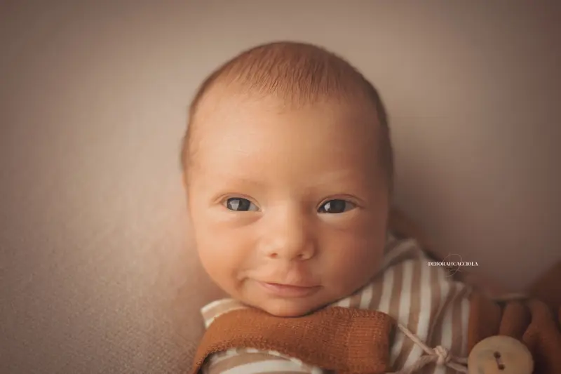 Portrait nouveau-né à Orléans : instant tendre avec bébé, plan large harmonieux, couleurs douces