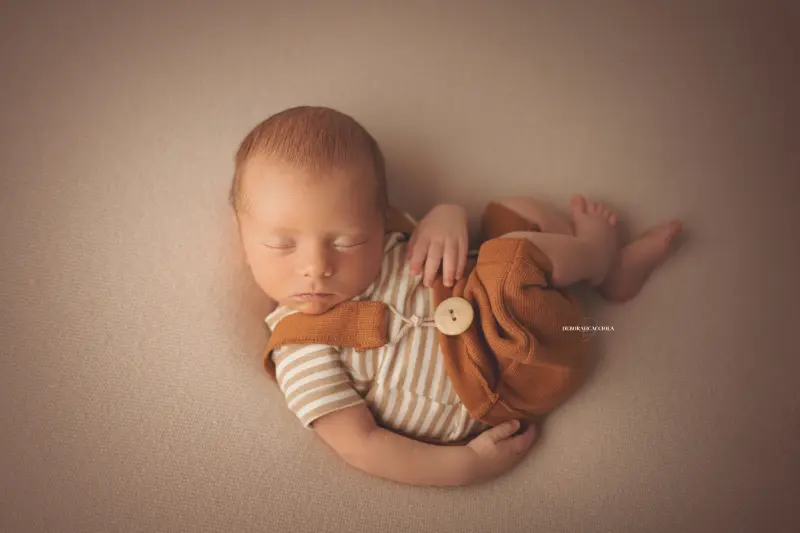 Photo nouveau-né studio Orléans : nouveau-né en studio, scène panoramique douce, rendu naturel