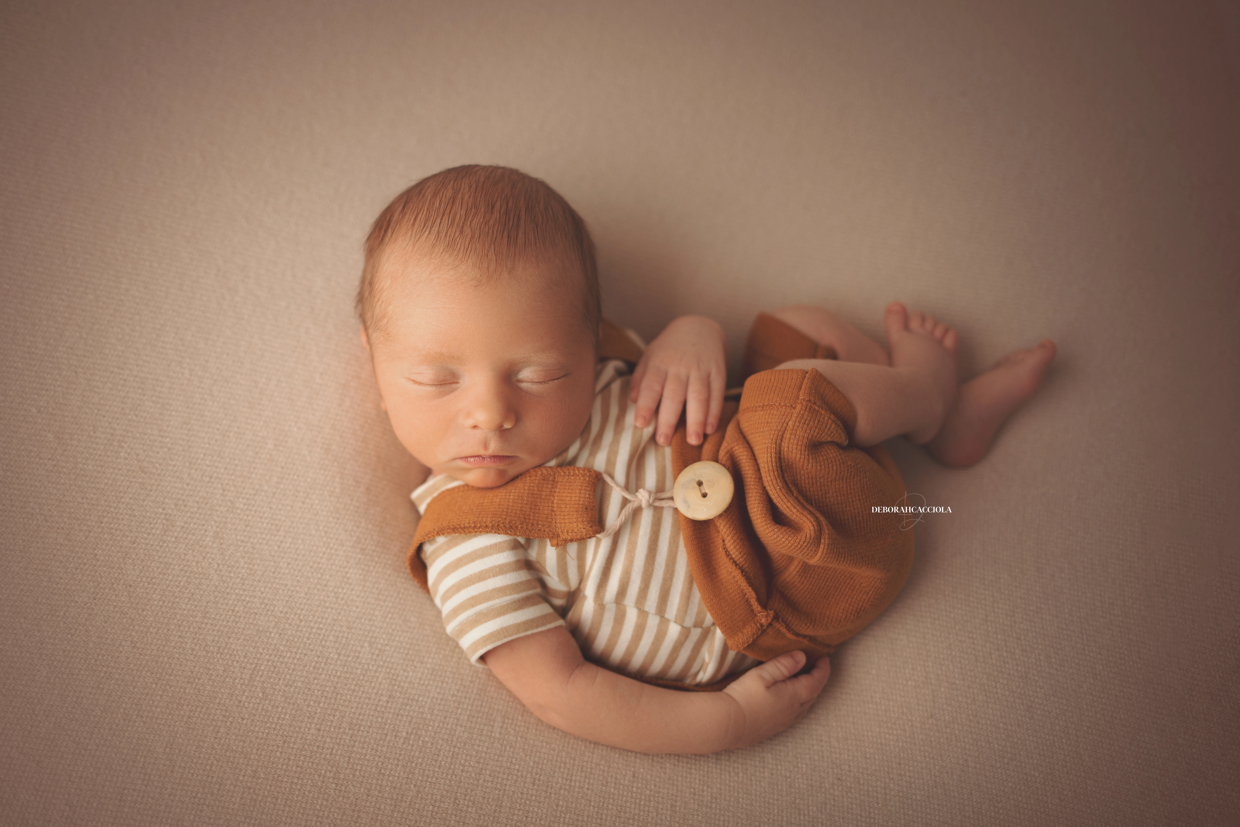 Photo nouveau-né studio Orléans : nouveau-né en studio, scène panoramique douce, rendu naturel