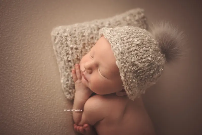 Photo nouveau-né à Orléans, instant tendre avec bébé, plan large harmonieux, palette claire