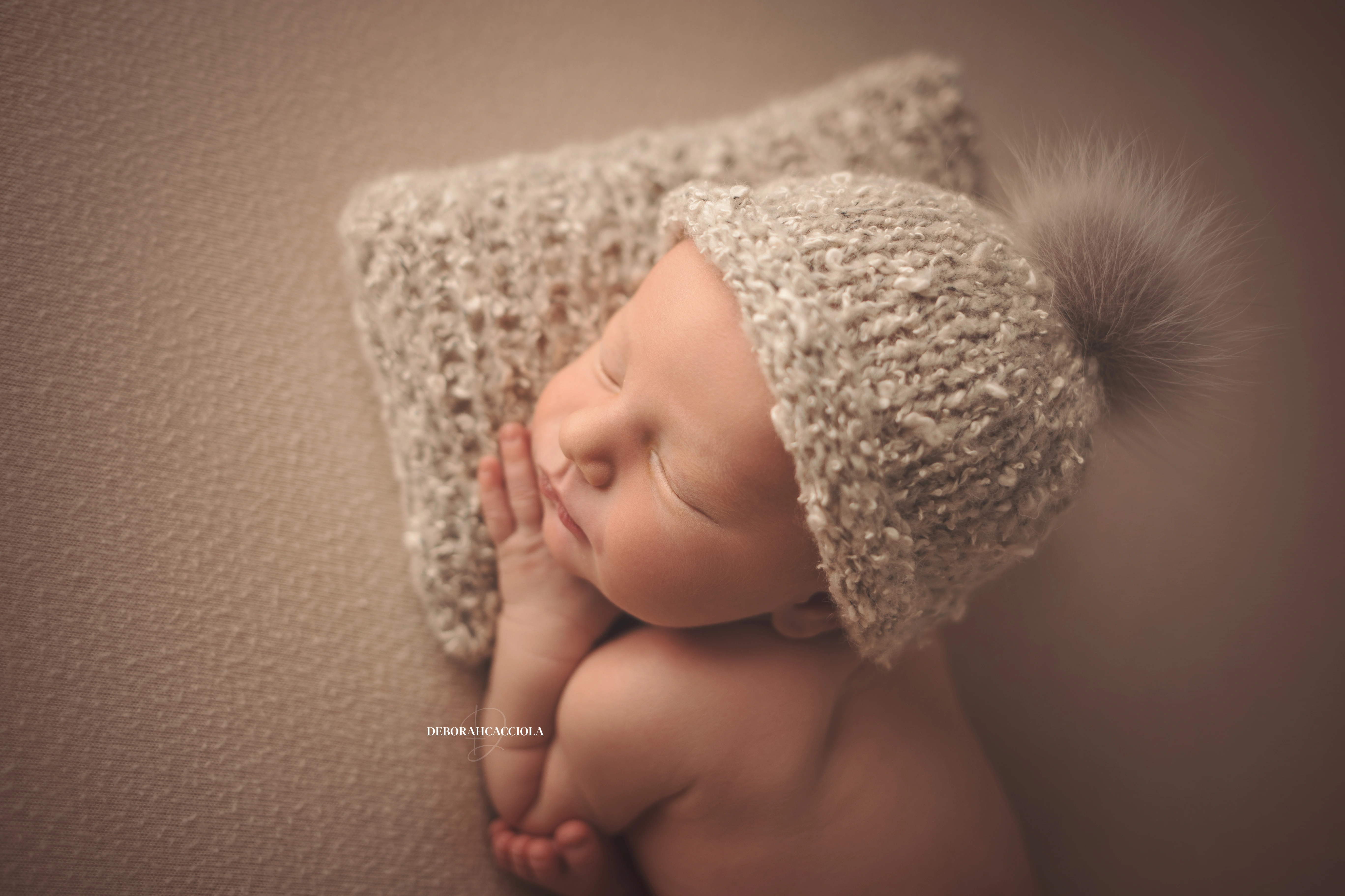 Photo nouveau-né à Orléans, instant tendre avec bébé, plan large harmonieux, palette claire