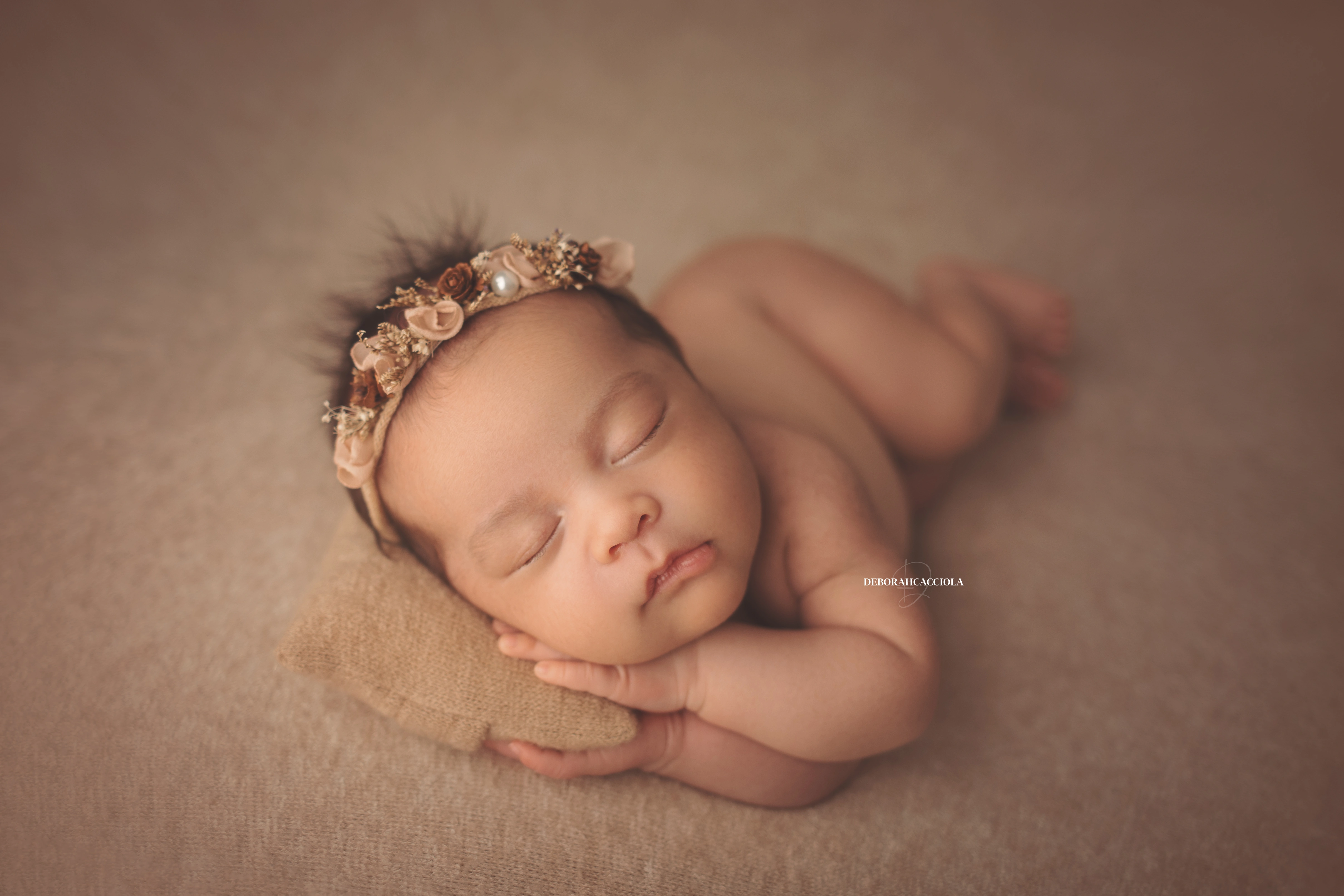 Séance bébé en studio à Orléans : portrait délicat de bébé, cadrage horizontal équilibré, palette claire