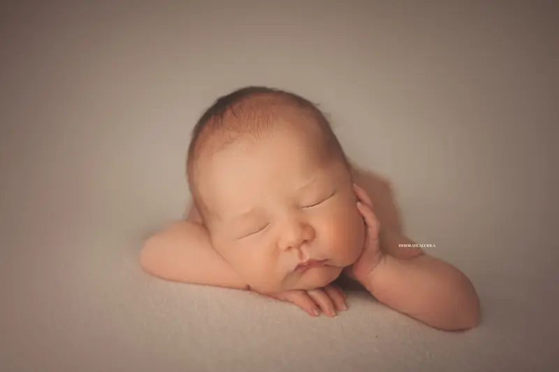 Photo nouveau-né à Orléans, bébé dans ses premiers jours, composition large et naturelle, couleurs équilibrées
