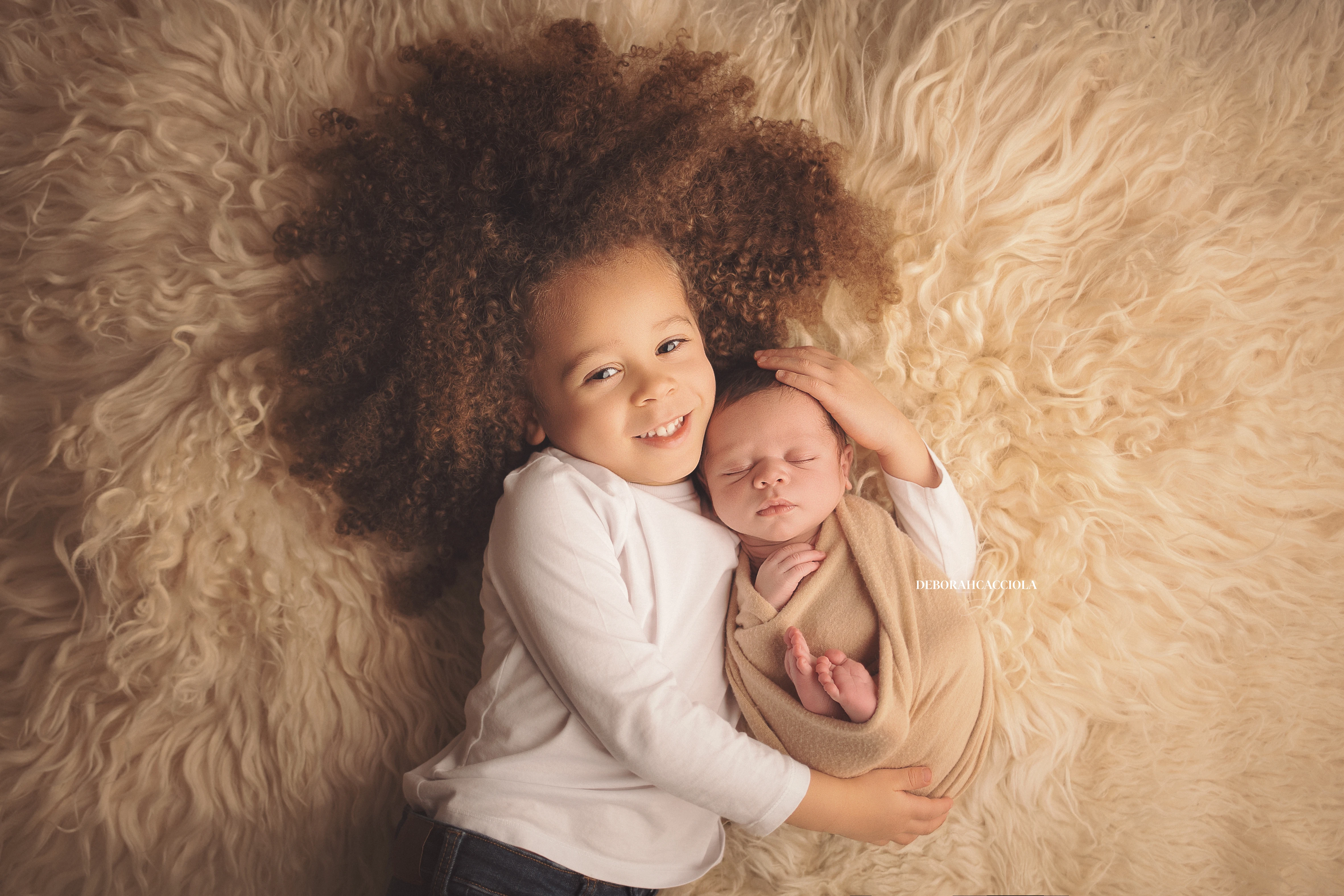 Portrait nouveau-né Orléans : nouveau-né en studio, scène panoramique douce, couleurs douces
