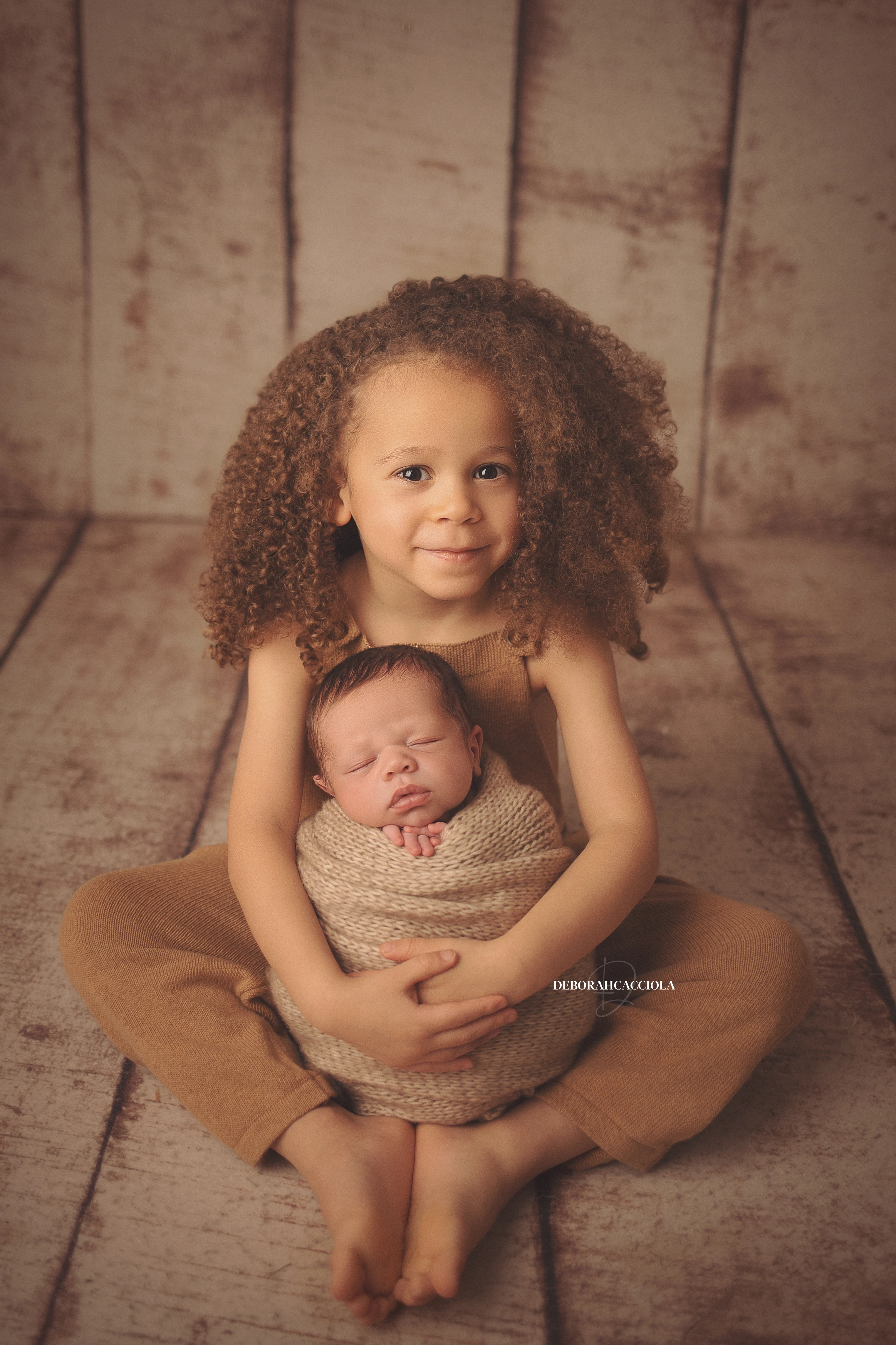 Photo nouveau-né à Orléans, instant tendre avec bébé, portrait vertical soigné, palette claire