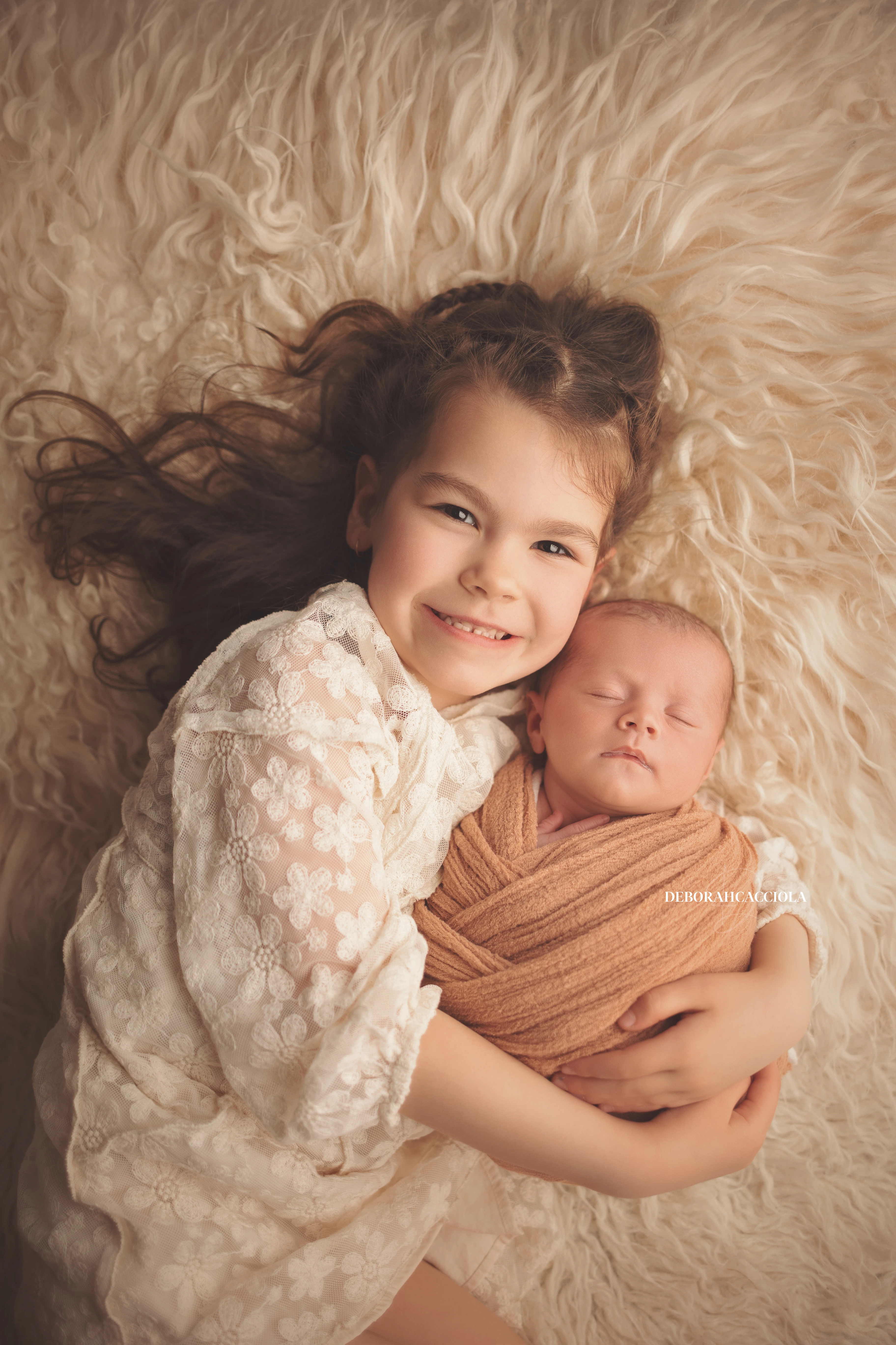 Photo nouveau-né à Orléans, instant tendre avec bébé, portrait vertical soigné, couleurs équilibrées