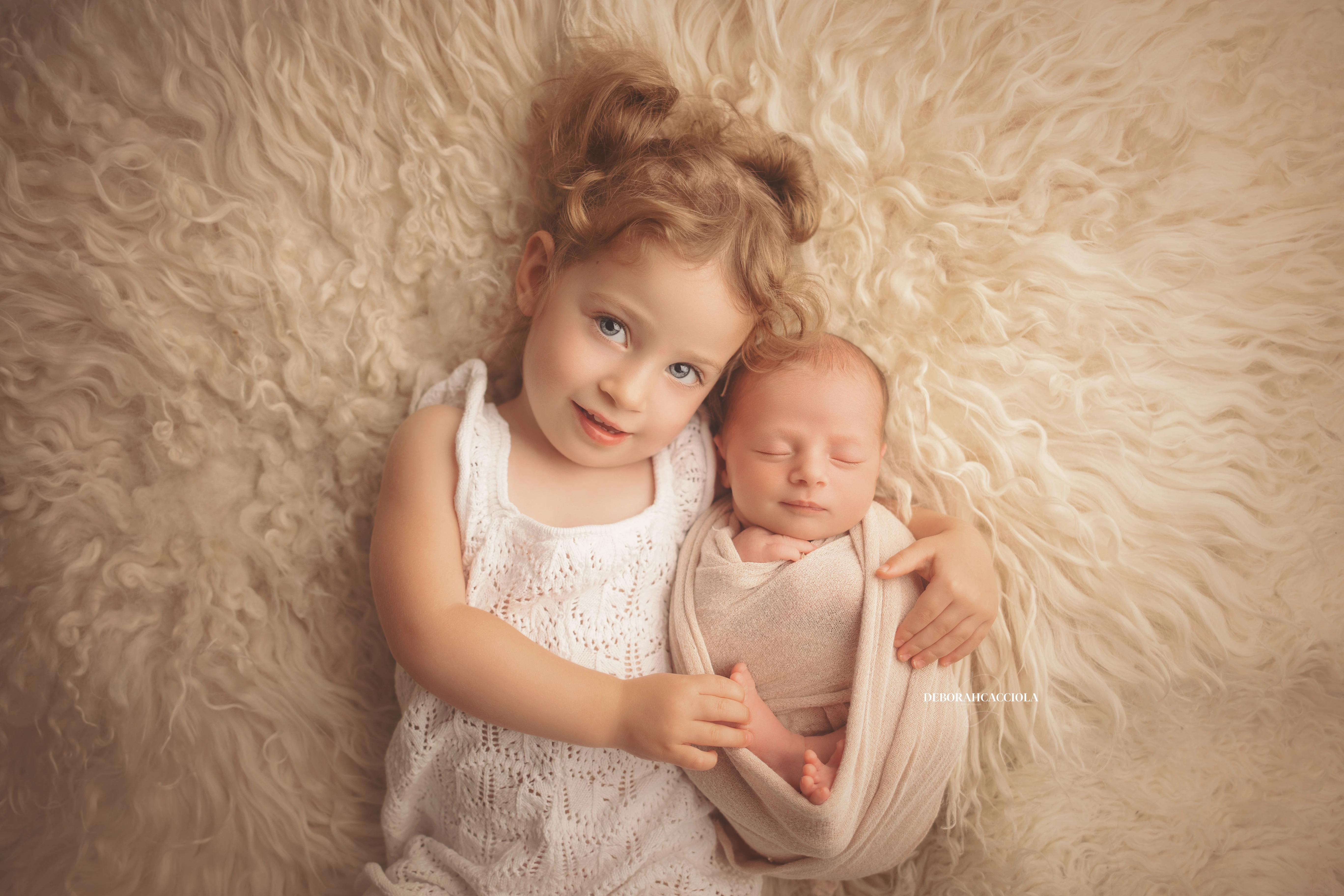 Séance bébé à Orléans - instant tendre avec bébé, plan large harmonieux, couleurs douces