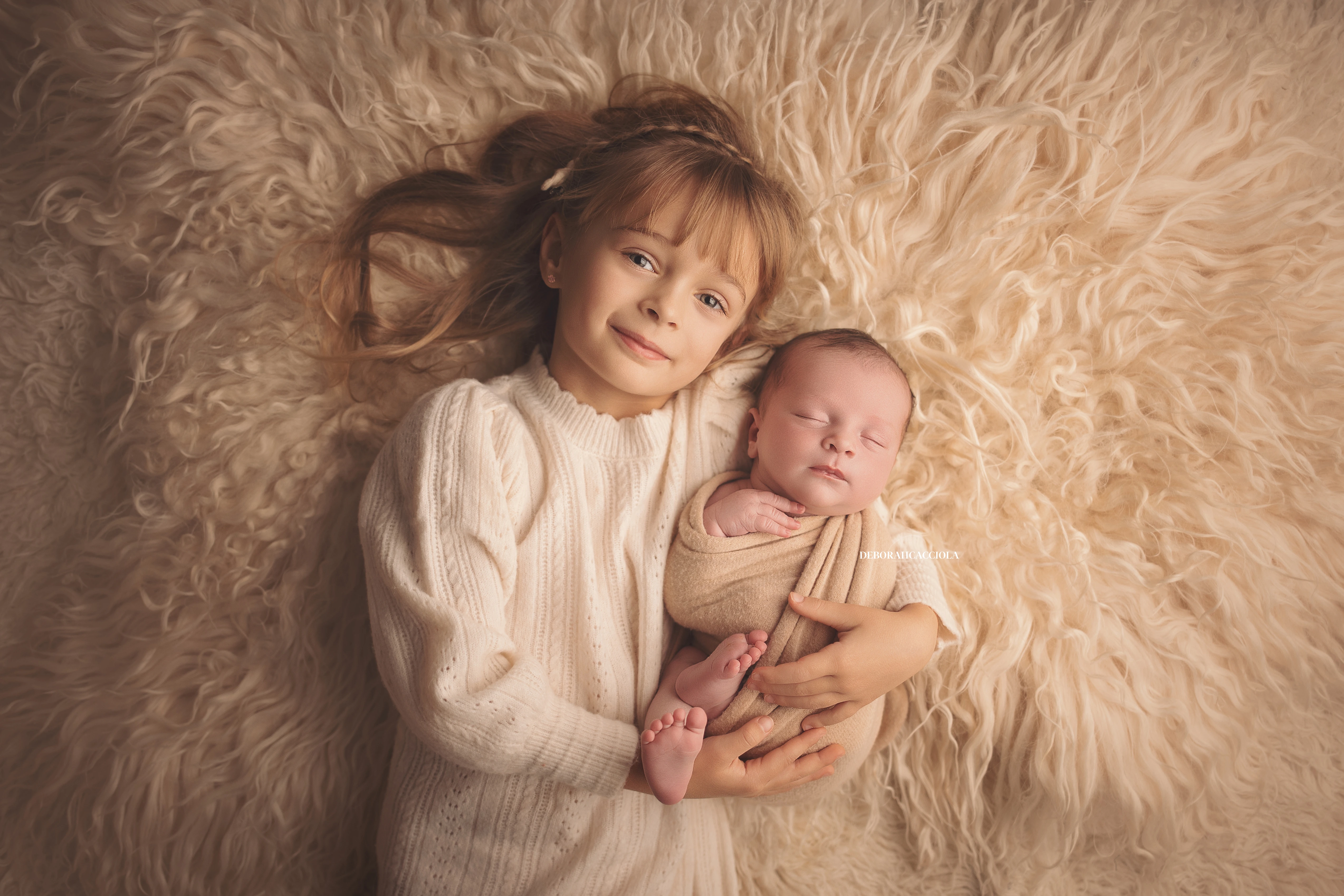 Séance bébé à Orléans - instant tendre avec bébé, plan large harmonieux, tonalités naturelles