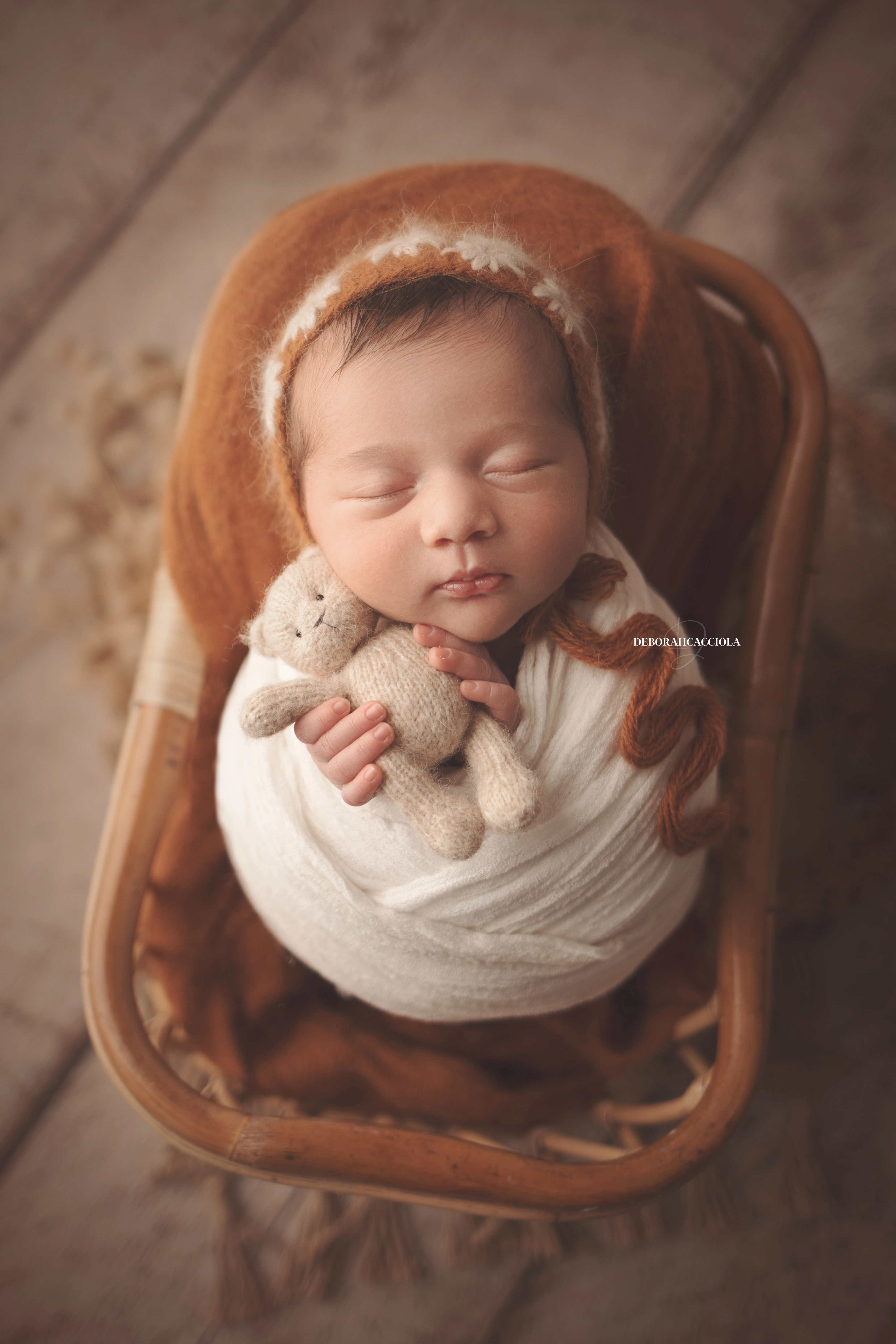 Photo nouveau-né studio Orléans : portrait délicat de bébé, composition resserrée élégante, tonalités naturelles