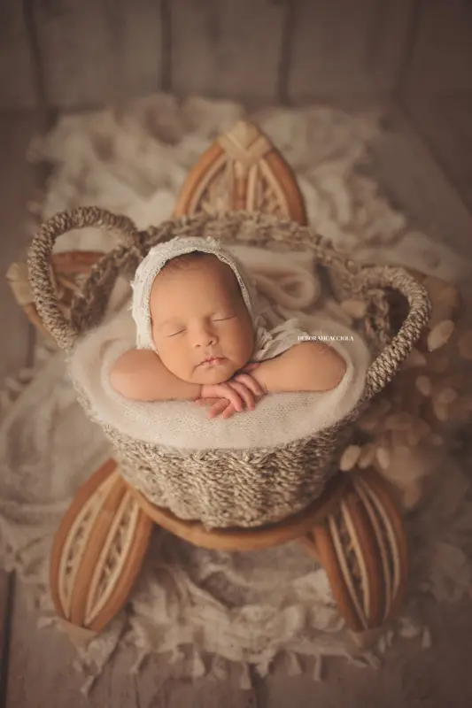 Photo nouveau-né studio Orléans : nouveau-né en studio, cadrage vertical doux, palette claire