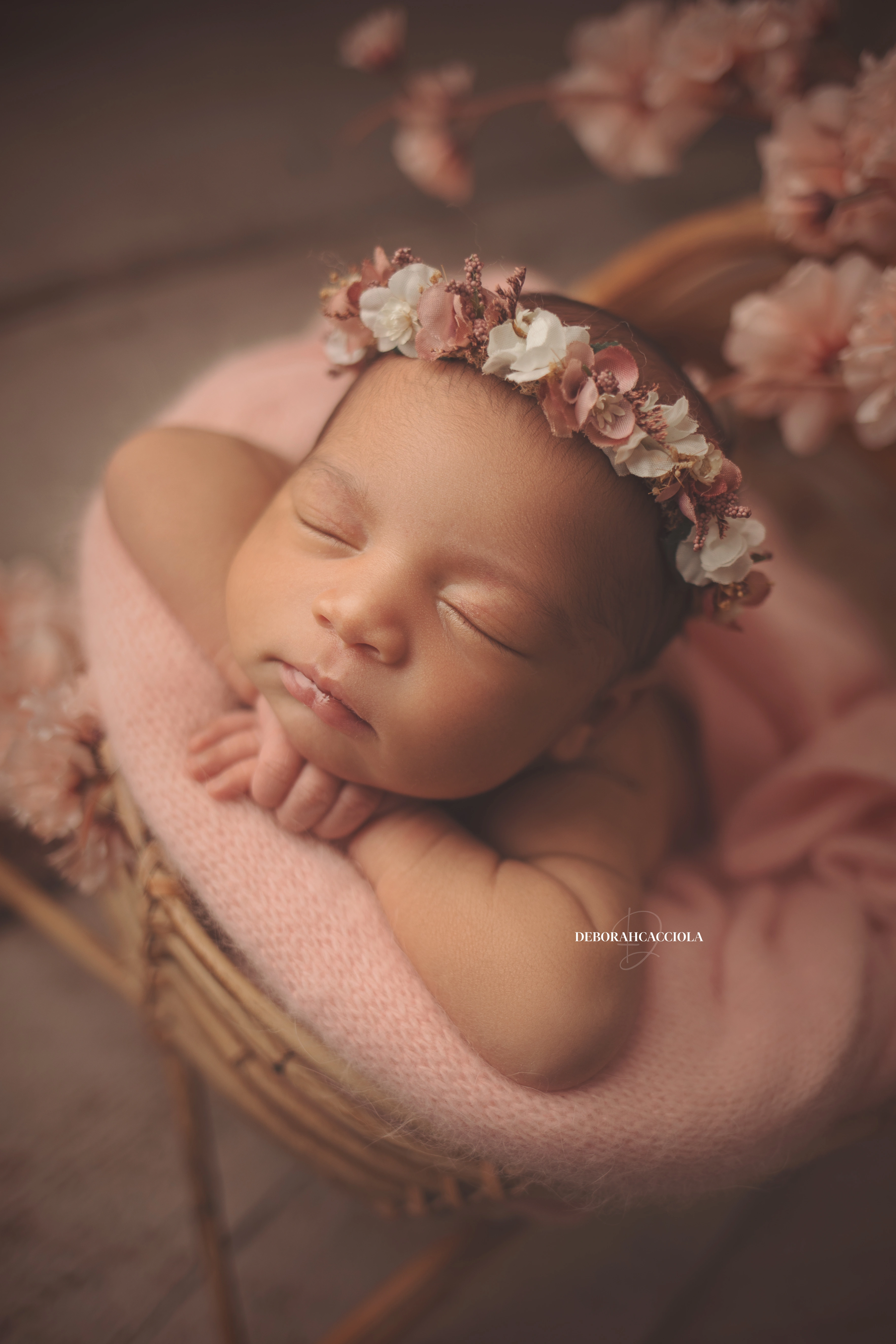 Photo nouveau-né studio Orléans : nouveau-né en studio, cadrage vertical doux, couleurs douces