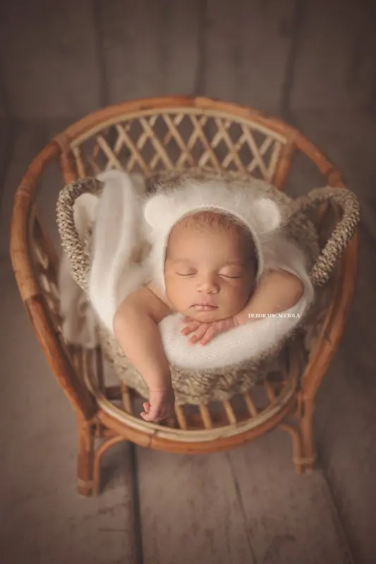 Portrait nouveau-né Orléans : nouveau-né en studio, cadrage vertical doux, rendu naturel