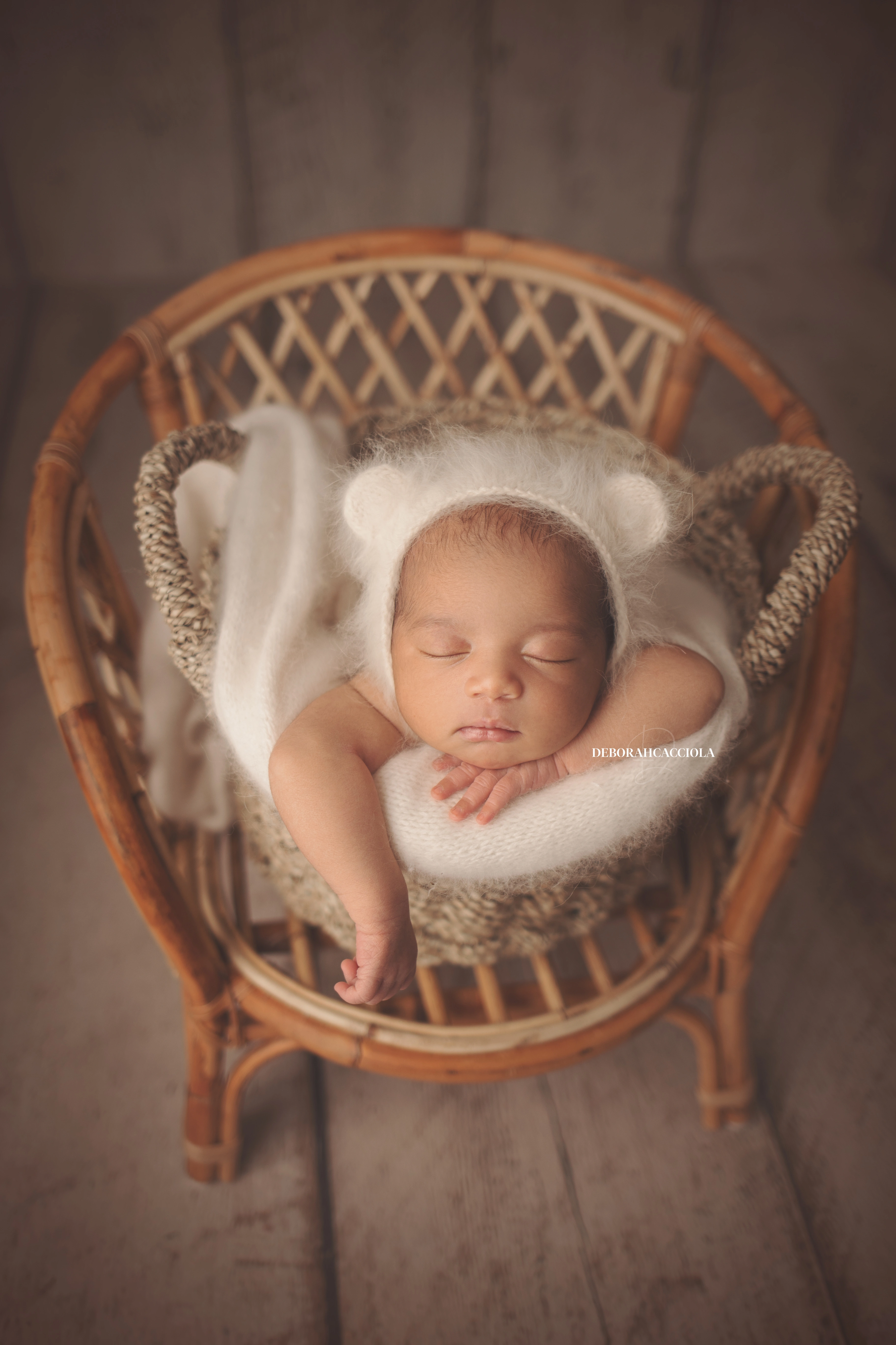 Portrait nouveau-né Orléans : nouveau-né en studio, cadrage vertical doux, rendu naturel