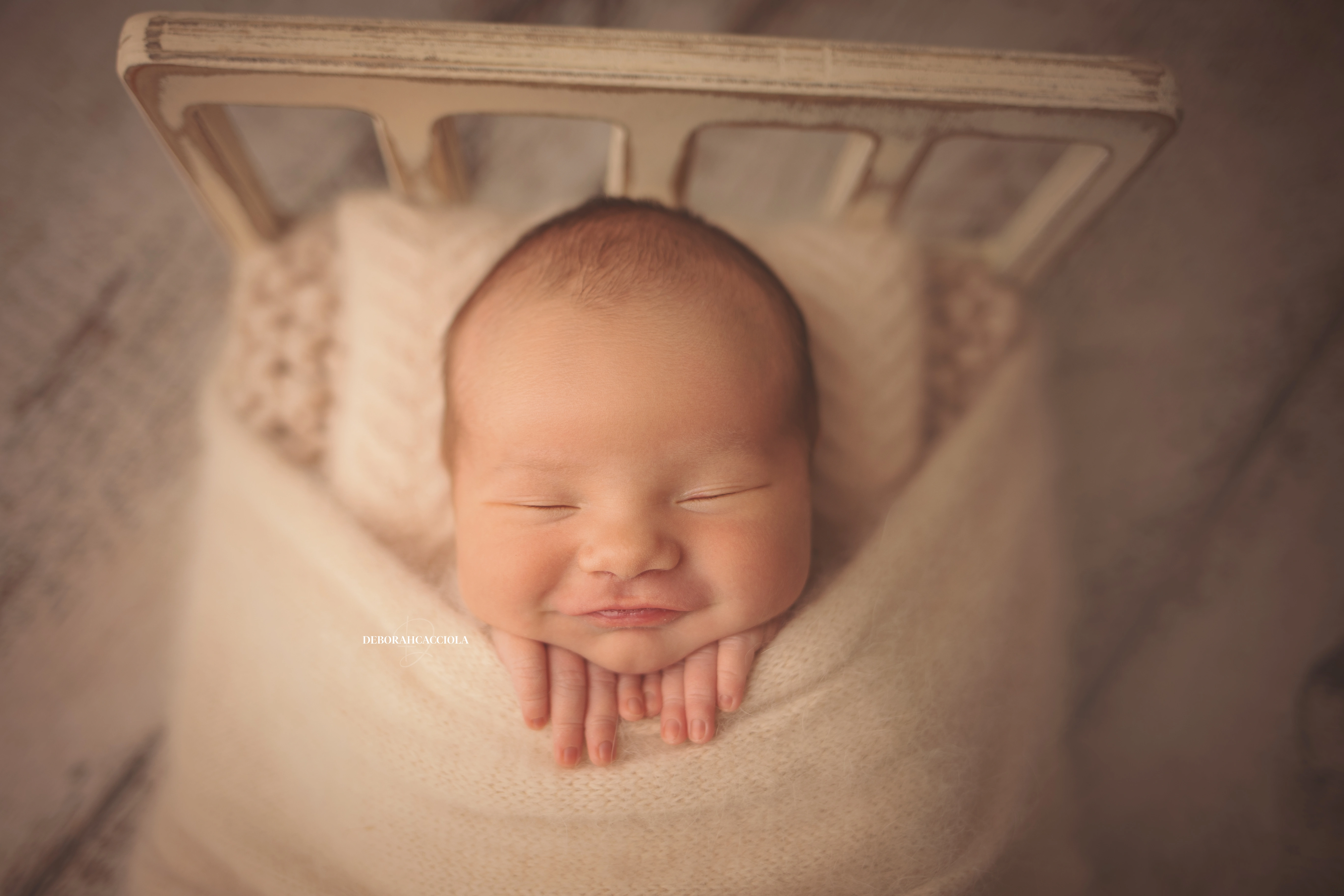Séance bébé en studio à Orléans : portrait délicat de bébé, cadrage horizontal équilibré, couleurs équilibrées