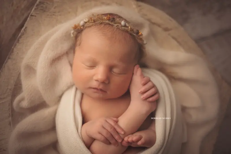 Séance bébé en studio à Orléans : nouveau-né en studio, scène panoramique douce, couleurs douces