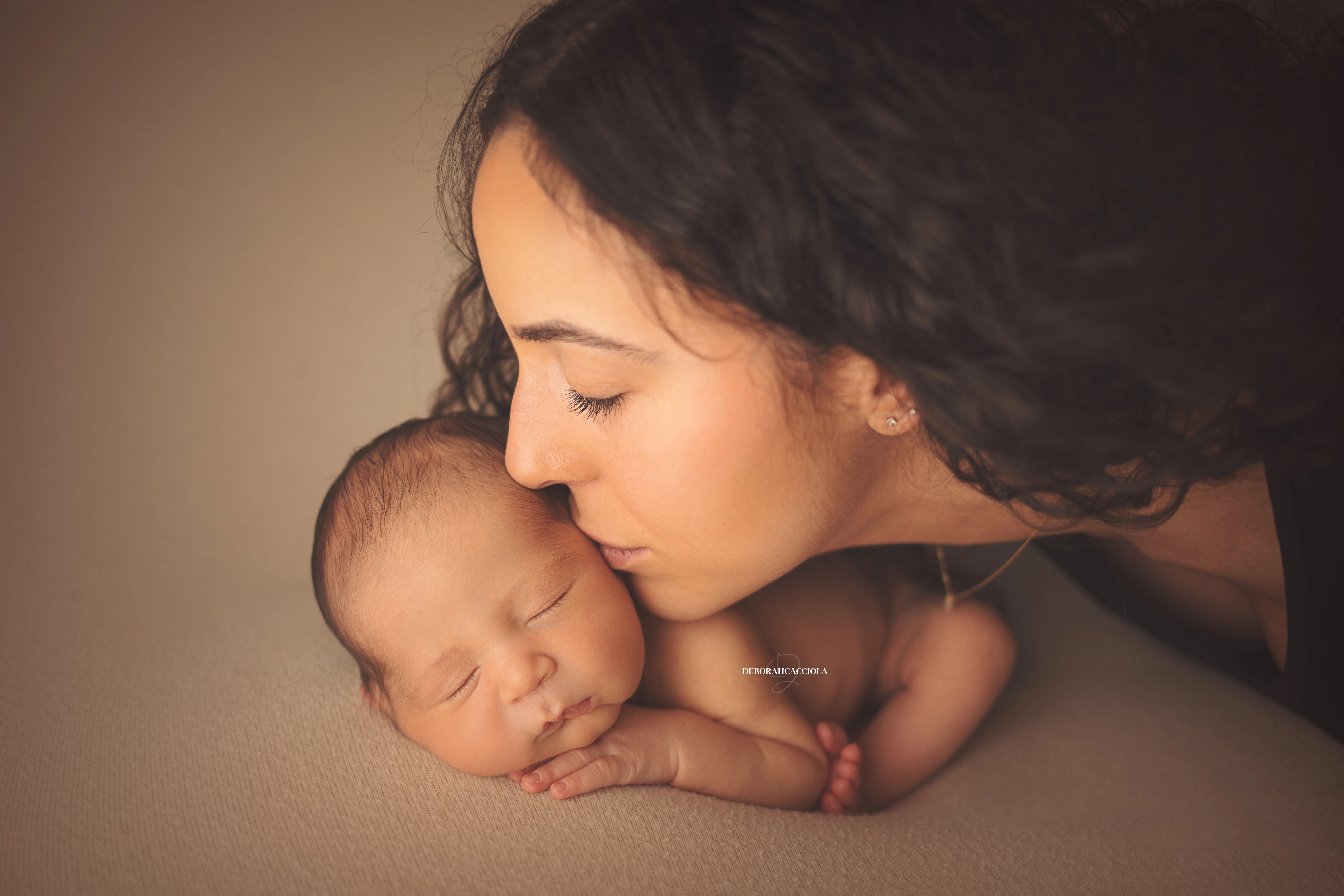 Photo nouveau-né à Orléans, bébé dans ses premiers jours, composition large et naturelle, palette claire