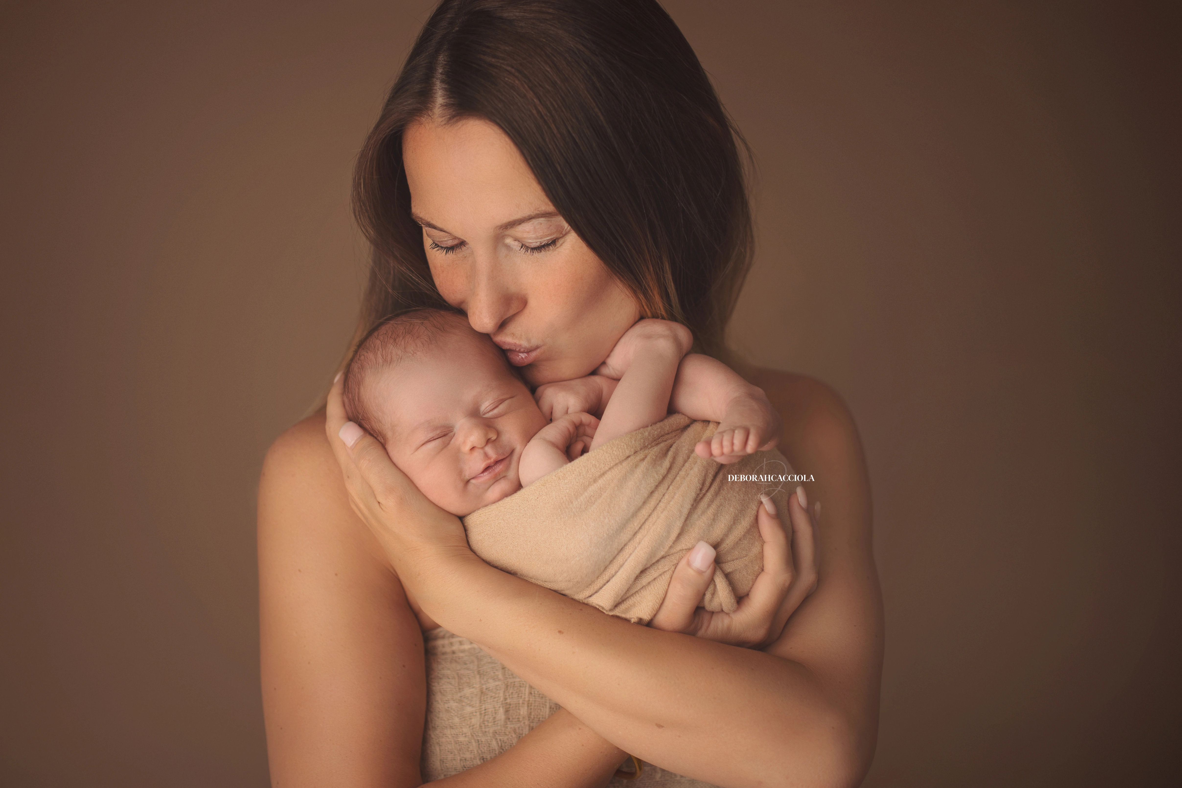 Photo nouveau-né à Orléans, bébé dans ses premiers jours, composition large et naturelle, palette claire