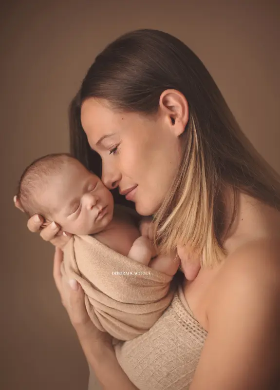 Séance bébé en studio à Orléans : portrait délicat de bébé, composition resserrée élégante, couleurs équilibrées
