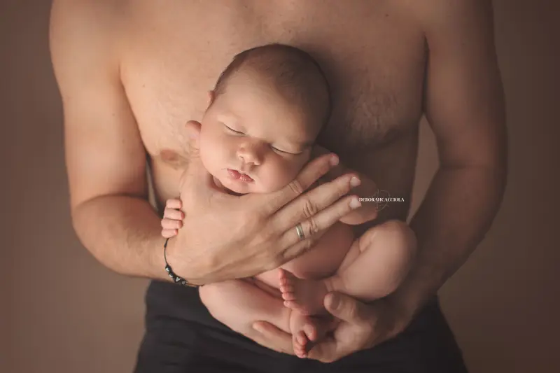 Photo nouveau-né à Orléans, bébé dans ses premiers jours, composition large et naturelle, palette claire