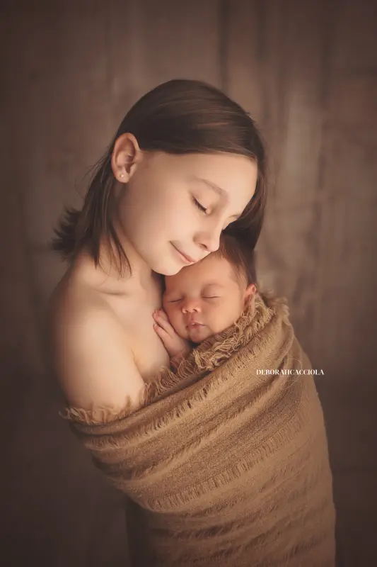 Séance bébé en studio à Orléans : portrait délicat de bébé, composition resserrée élégante, couleurs équilibrées