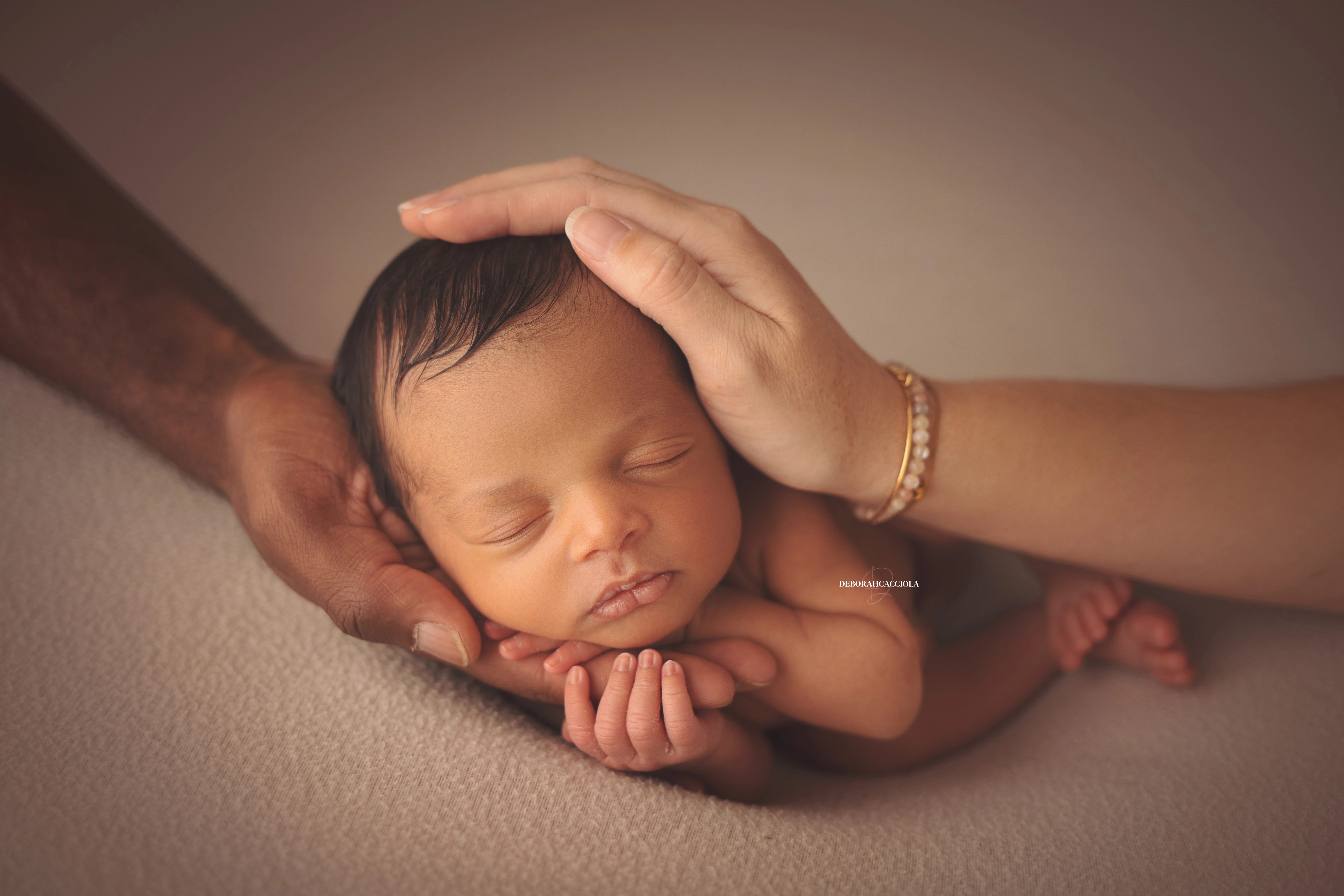 Photo nouveau-né studio Orléans : nouveau-né en studio, scène panoramique douce, rendu naturel