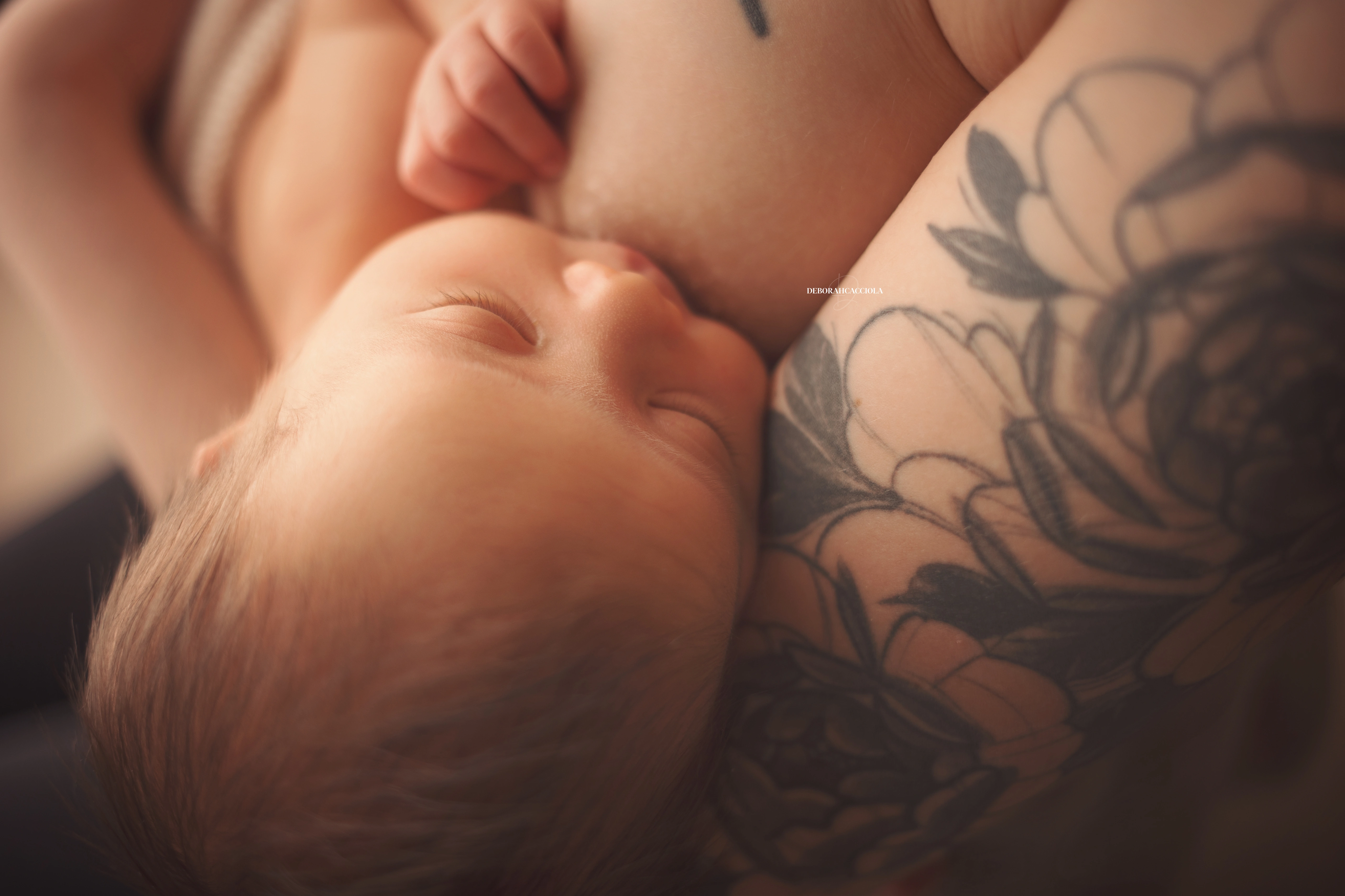 Photo nouveau-né à Orléans, instant tendre avec bébé, plan large harmonieux, palette claire