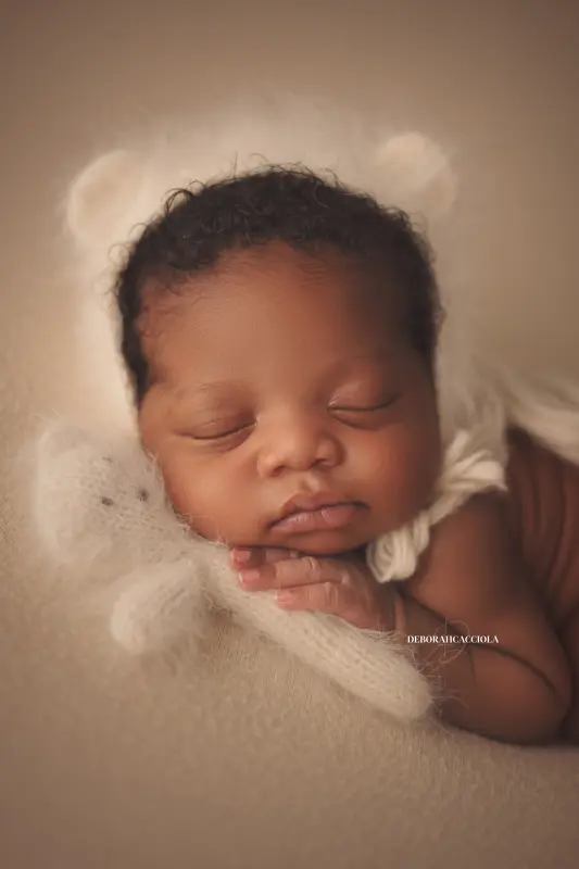 Photo nouveau-né studio Orléans : portrait délicat de bébé, composition resserrée élégante, tonalités naturelles