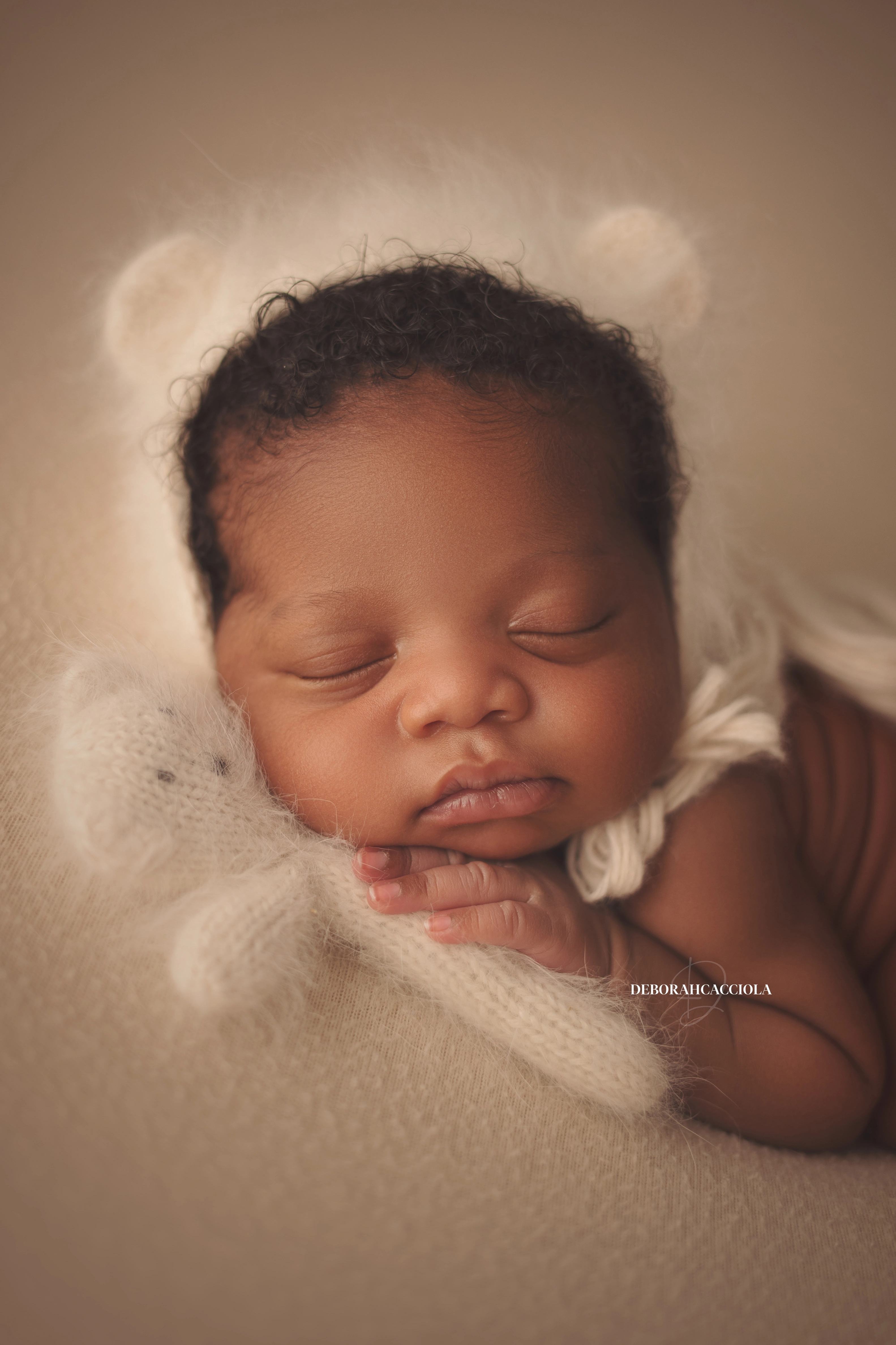 Photo nouveau-né studio Orléans : portrait délicat de bébé, composition resserrée élégante, tonalités naturelles