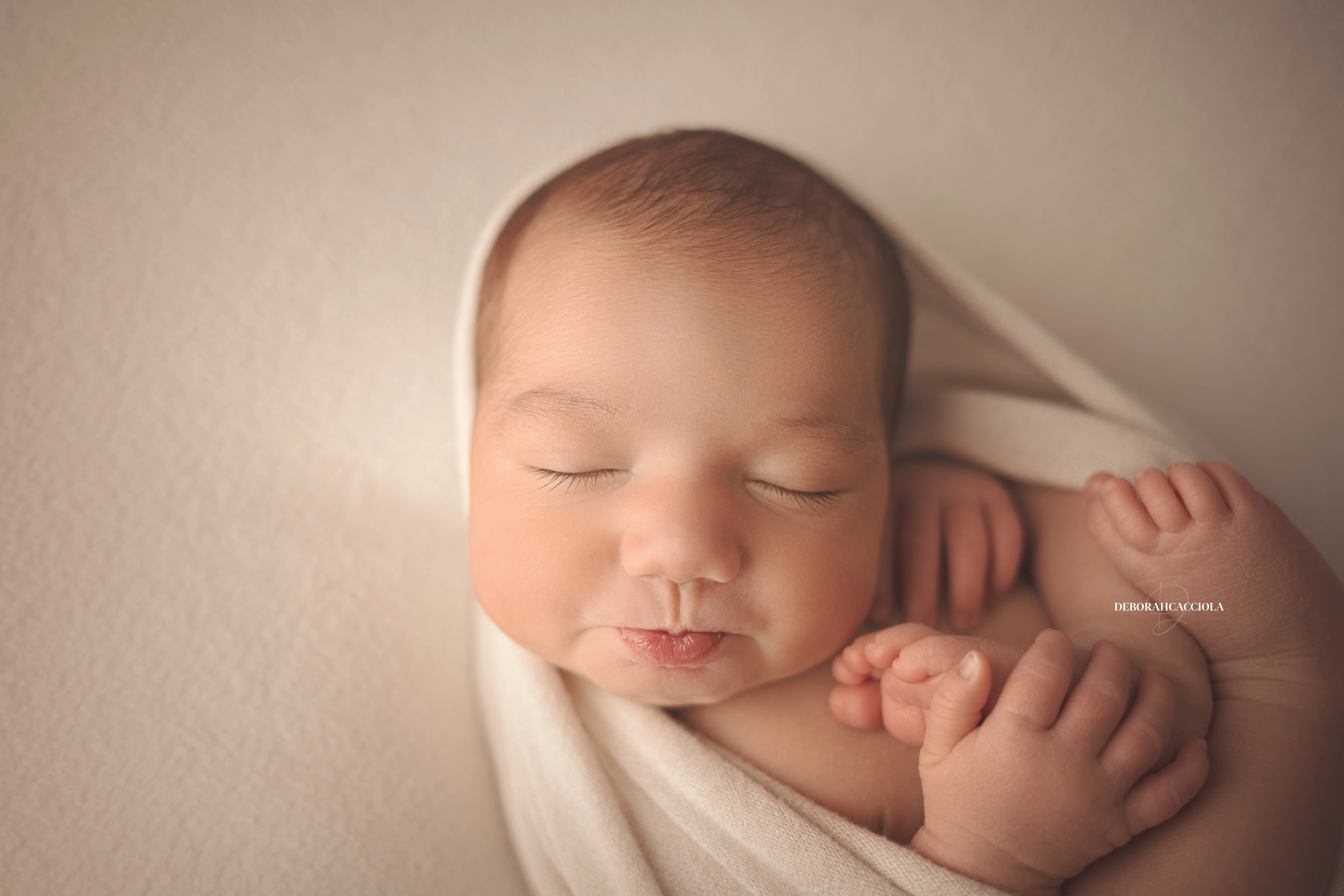Séance bébé à Orléans - instant tendre avec bébé, plan large harmonieux, tonalités naturelles