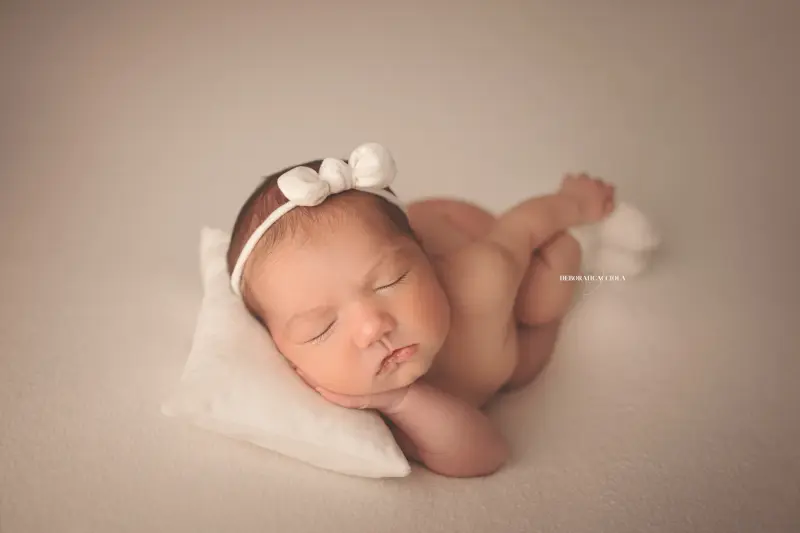 Portrait nouveau-né Orléans : nouveau-né en studio, scène panoramique douce, couleurs équilibrées