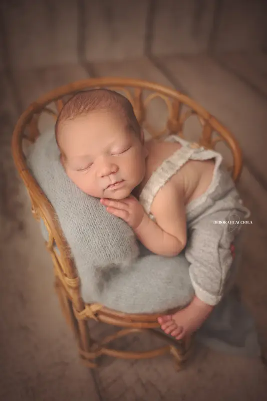 Portrait nouveau-né Orléans : portrait délicat de bébé, composition resserrée élégante, palette claire