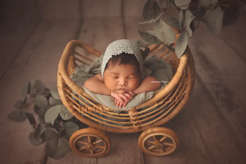 Photo nouveau-né studio Orléans : nouveau-né en studio, scène panoramique douce, couleurs douces